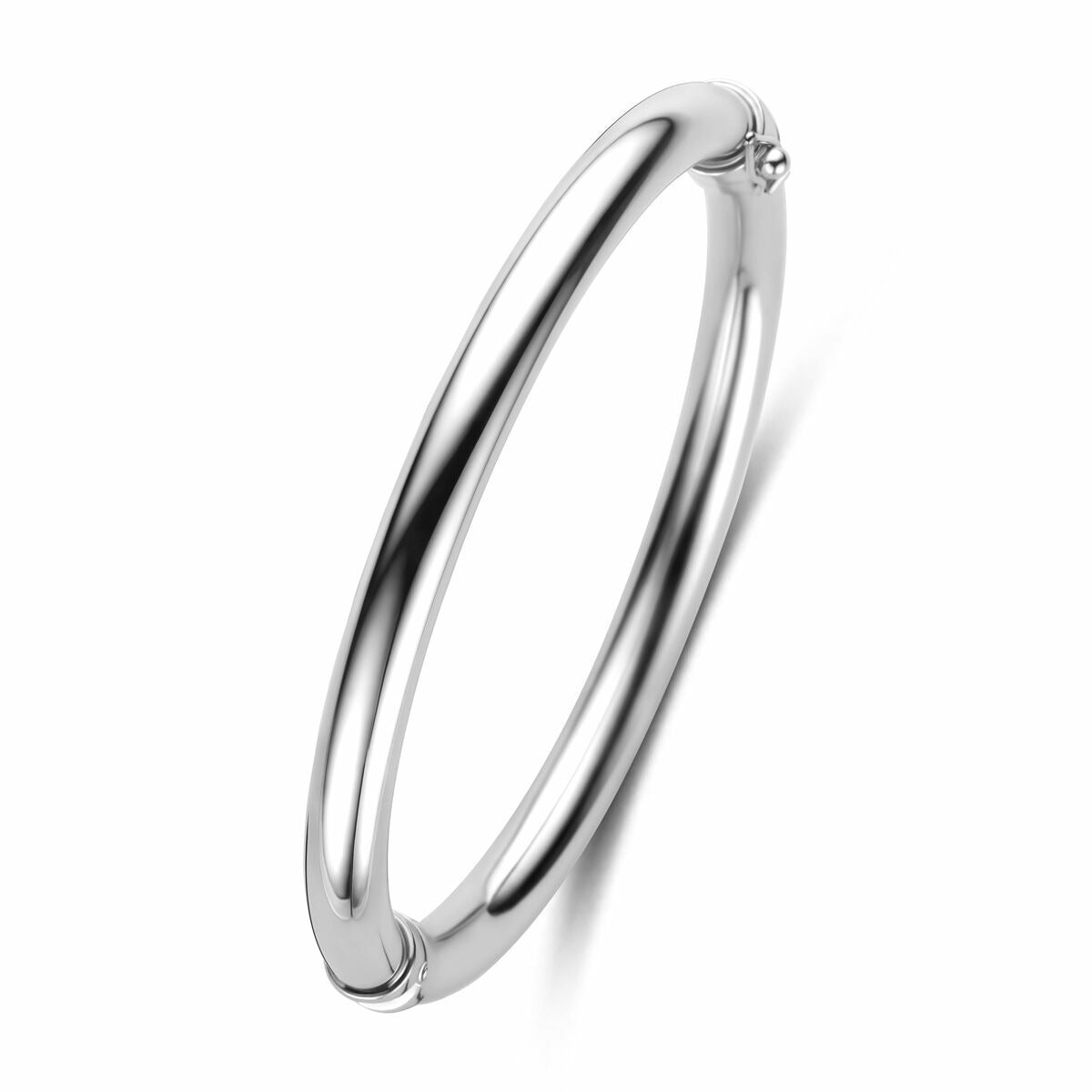 Zilveren bangle armband met een strakke, glanzende afwerking en subtiele details.