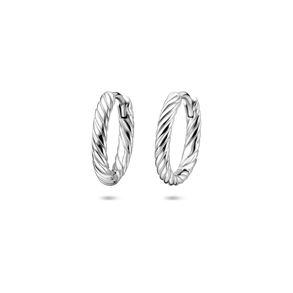 Zilveren klapoorringen met gedraaide structuur, gerhodineerd, diameter van 14 mm.