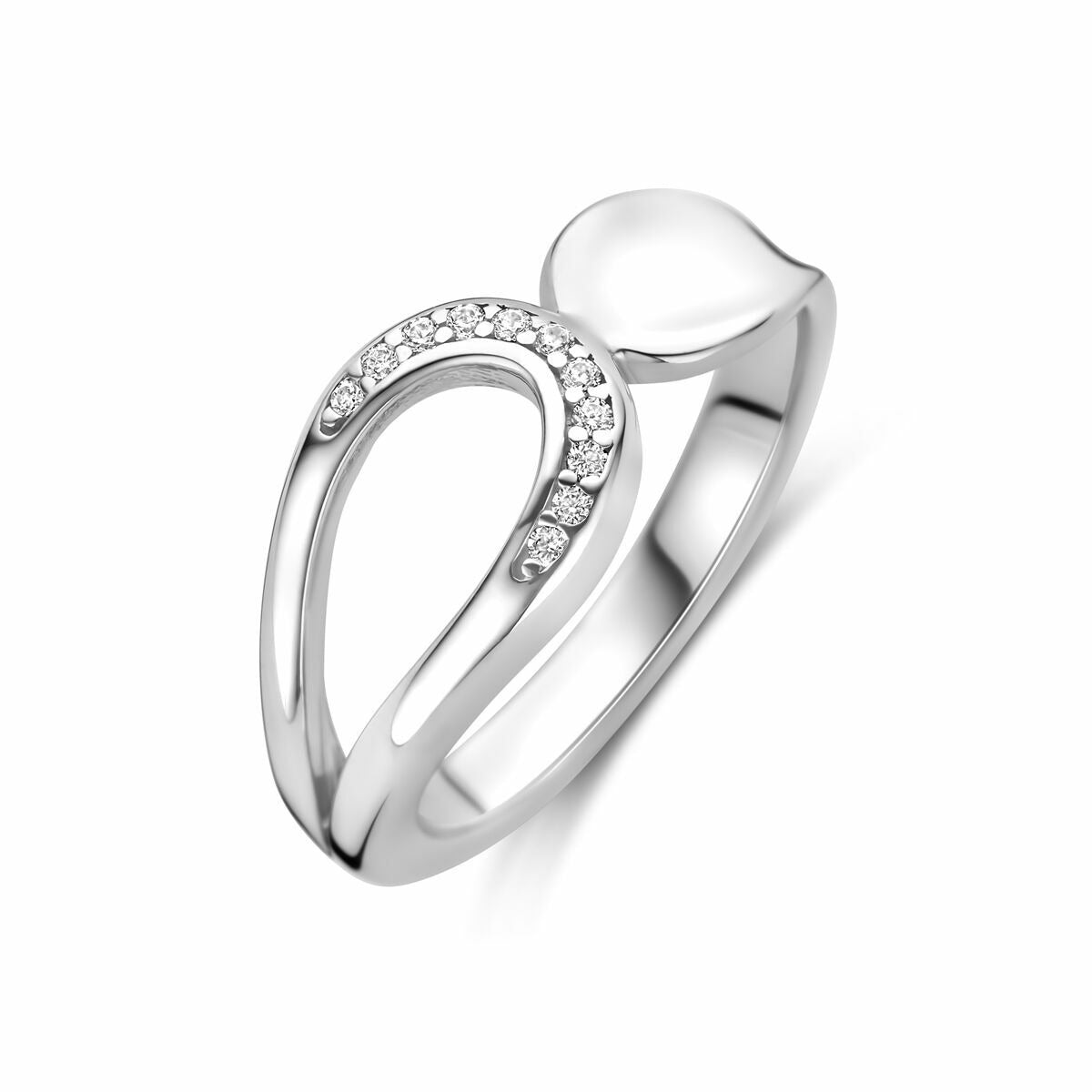 Zilveren damesring van gerhodineerd 925 zilver met zirkonia, in een moderne, golvende vorm.