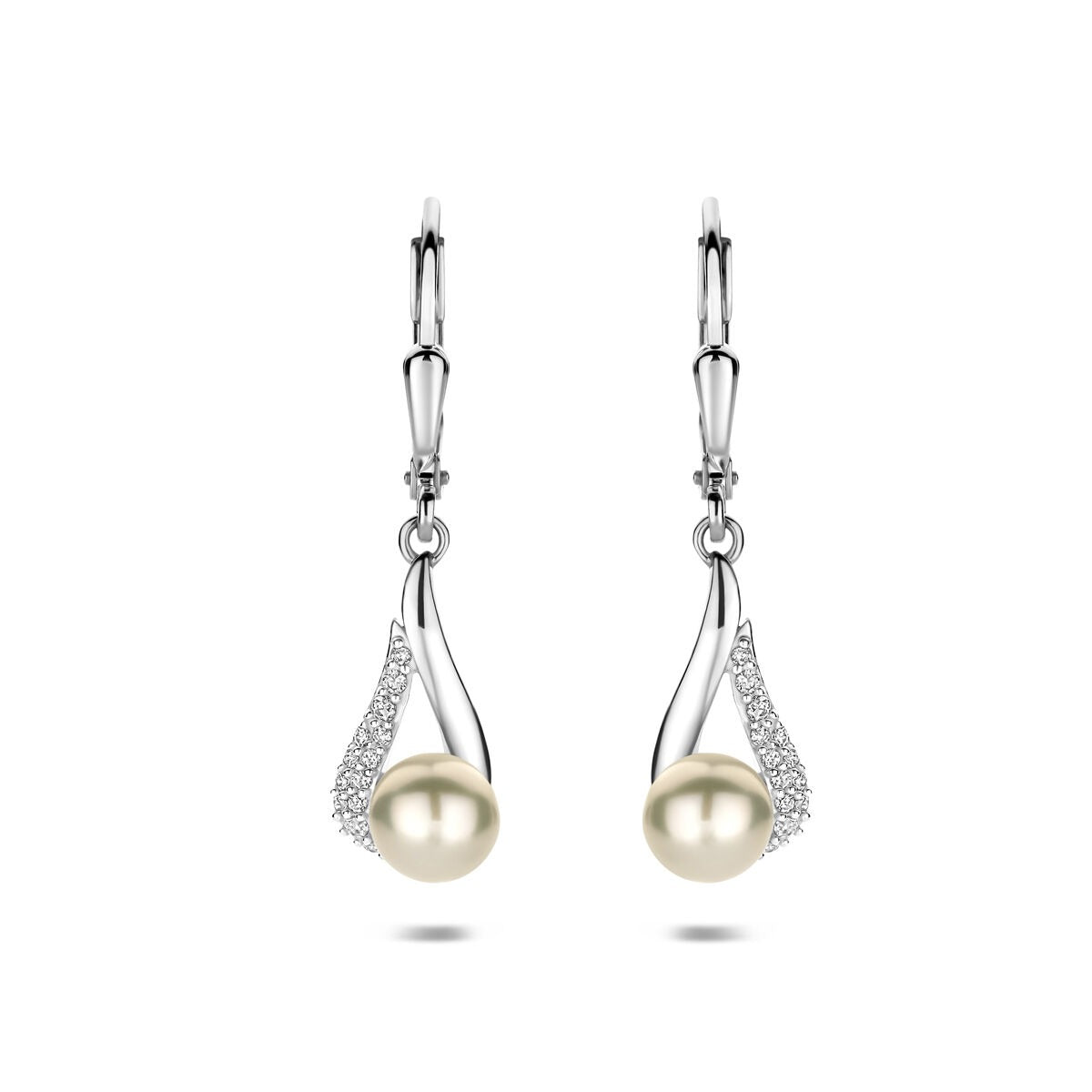 Zilveren oorhangers van gerhodineerd 925 zilver met een parel en zirkonia, 30 mm lang.