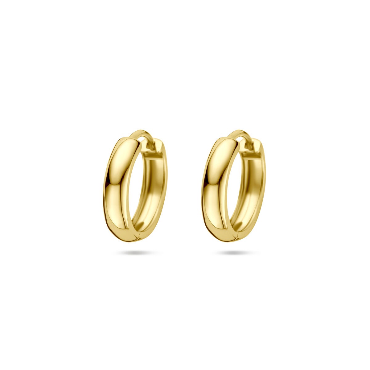 Gouden oorringen van 14k met een afmeting van 15 x 3,5 mm en een gladde, ronde afwerking.