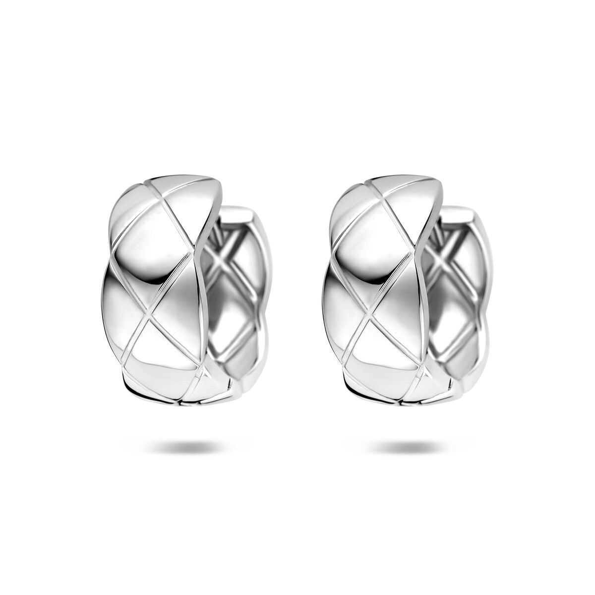 Zilveren klapoorringen met een moderne, geometrische vorm en een glanzende afwerking.