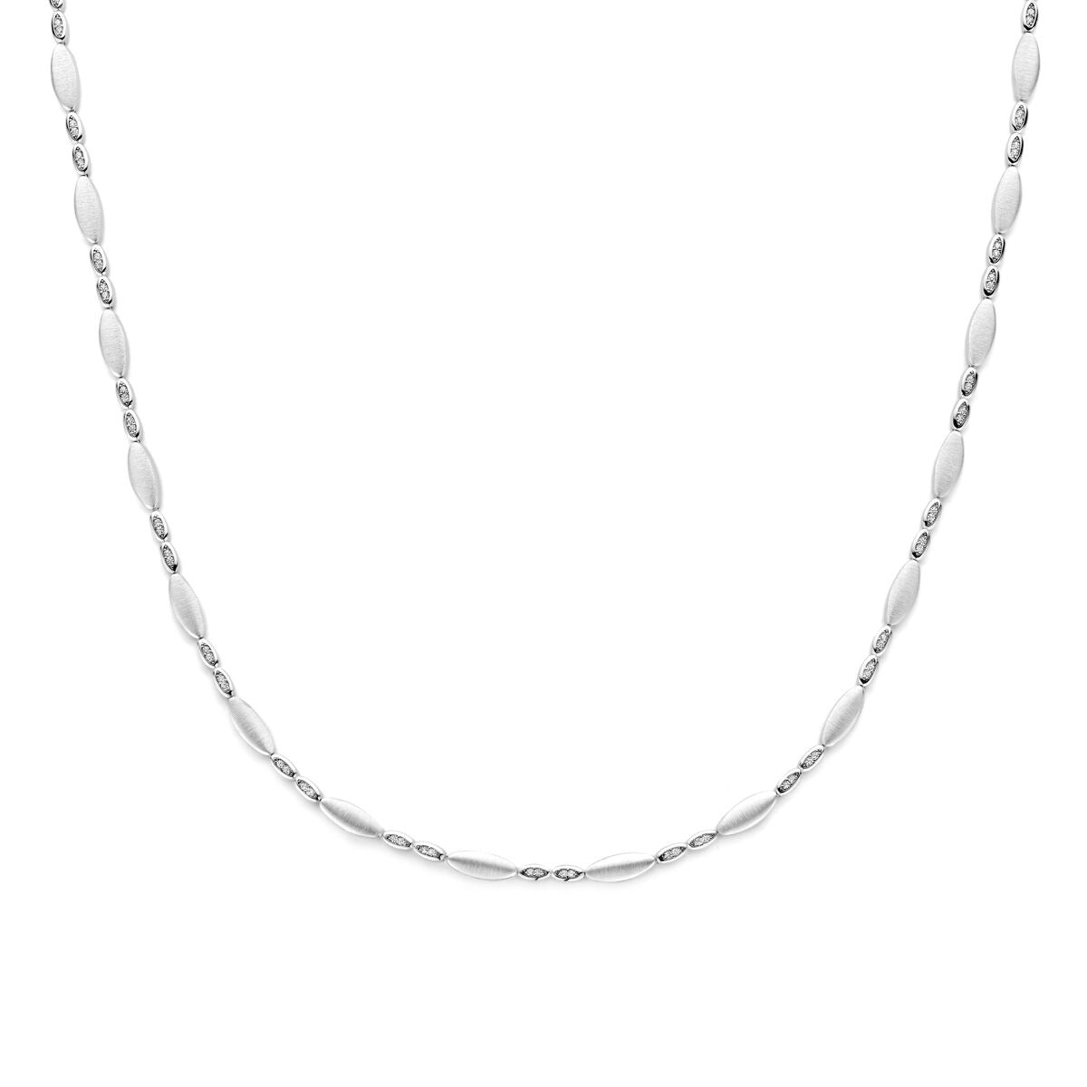 Zilveren ketting met een schakelpatterng en zirkonia, 4,7 mm breed en 45 cm lang.