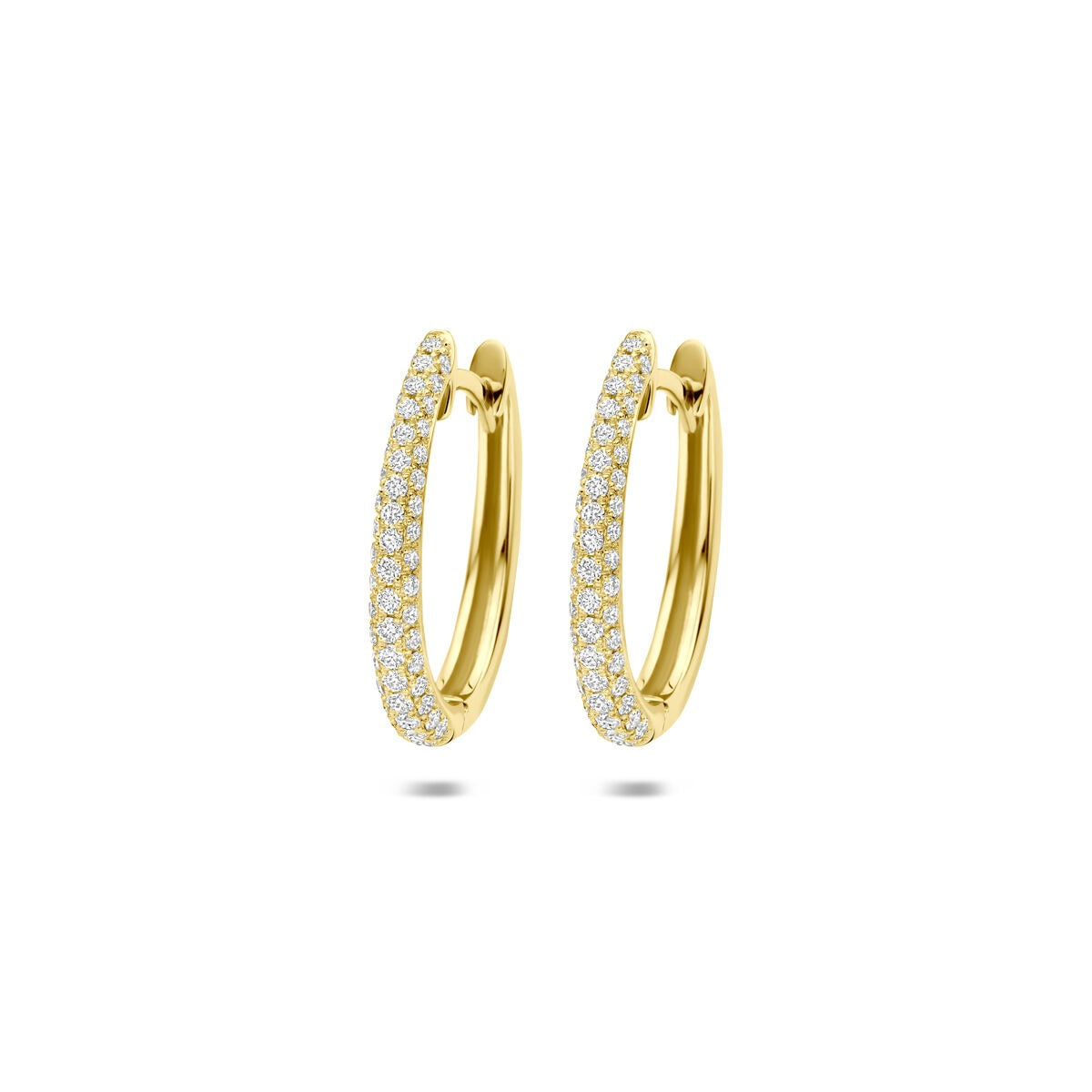 Gouden oorringen van 14k met een rij kleine diamanten aan de voorkant.