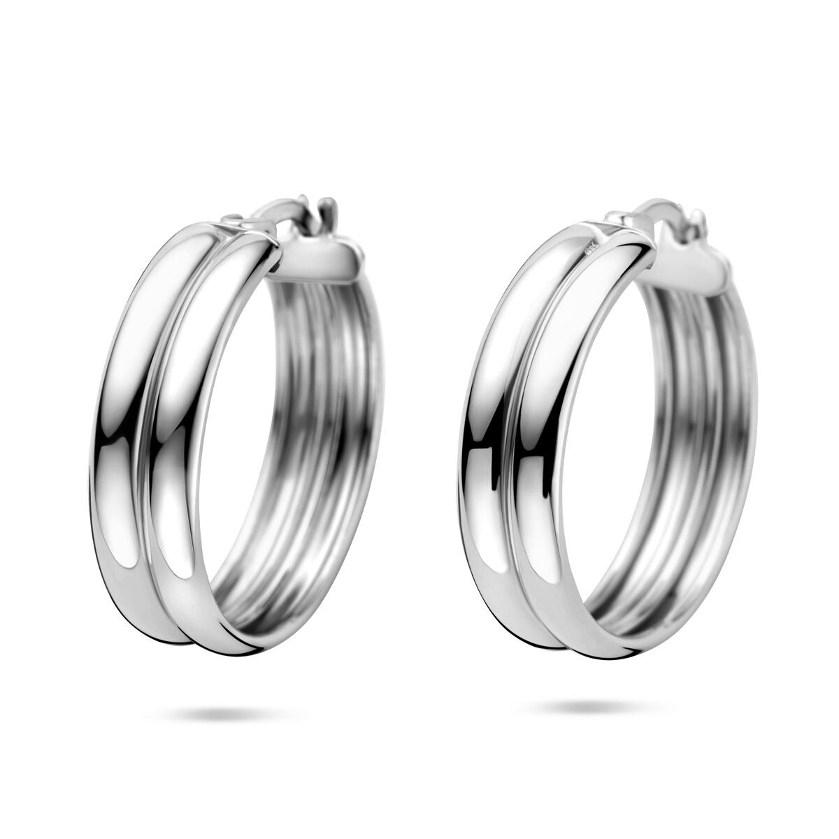 Zilveren oorringen van gerhodineerd 925 zilver met een breedte van 6 mm en een hoogte van 23 mm, met een glanzende afwerking.