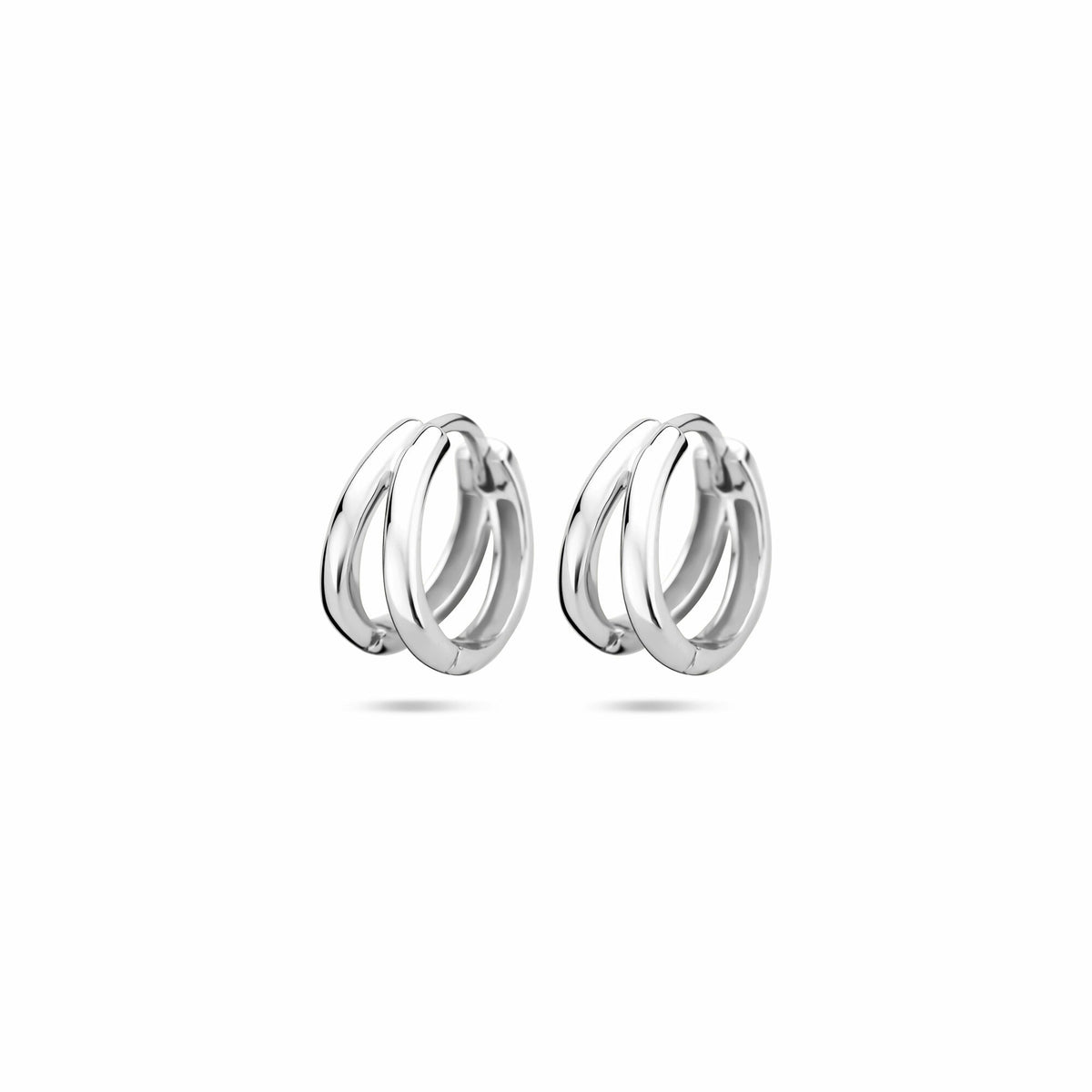 Zilveren oorringen van gerhodineerd 925 zilver met een moderne, dubbele ringvorm.