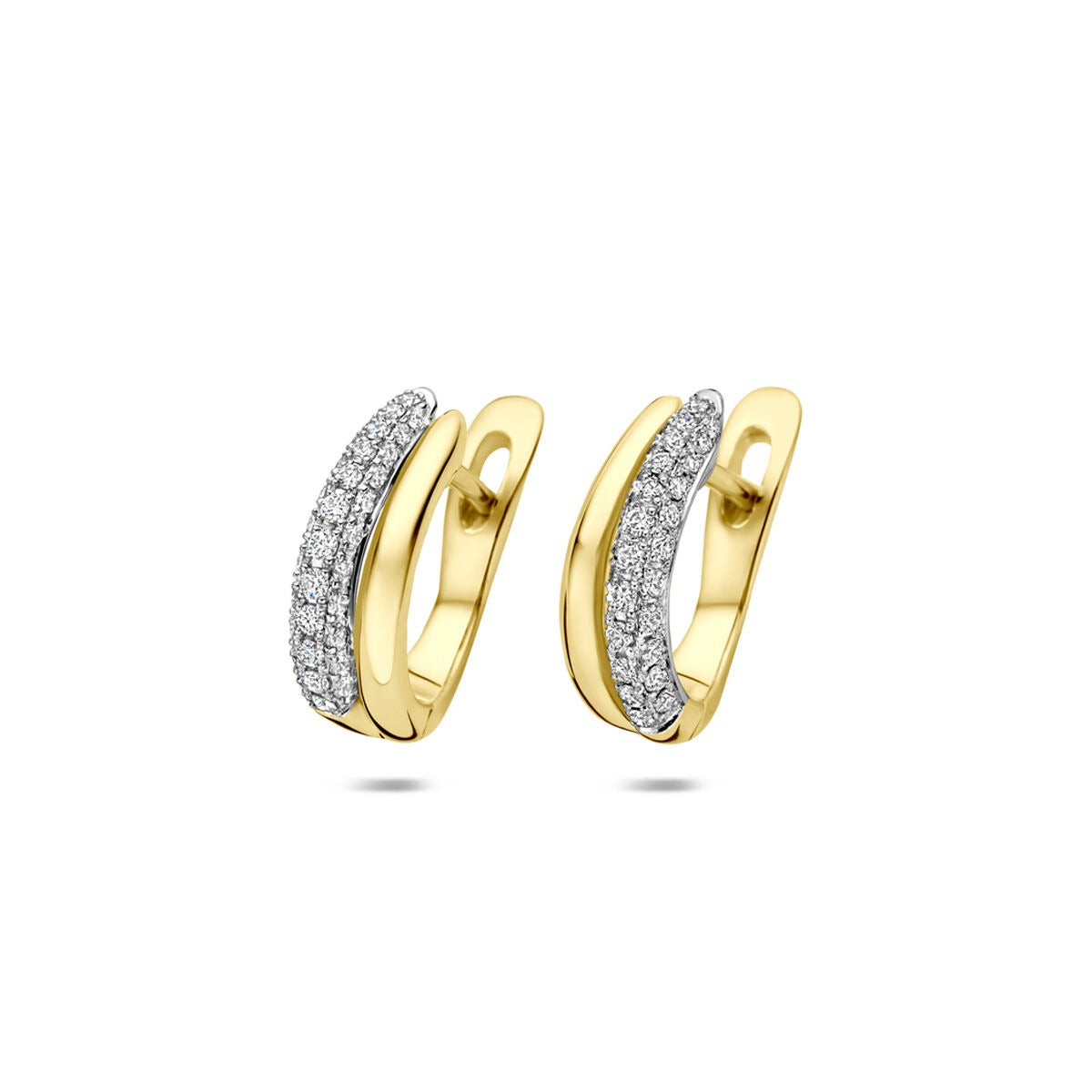 Bicolor gouden oorringen van 14k met een glanzende afwerking en een rij van sprankelende diamanten.