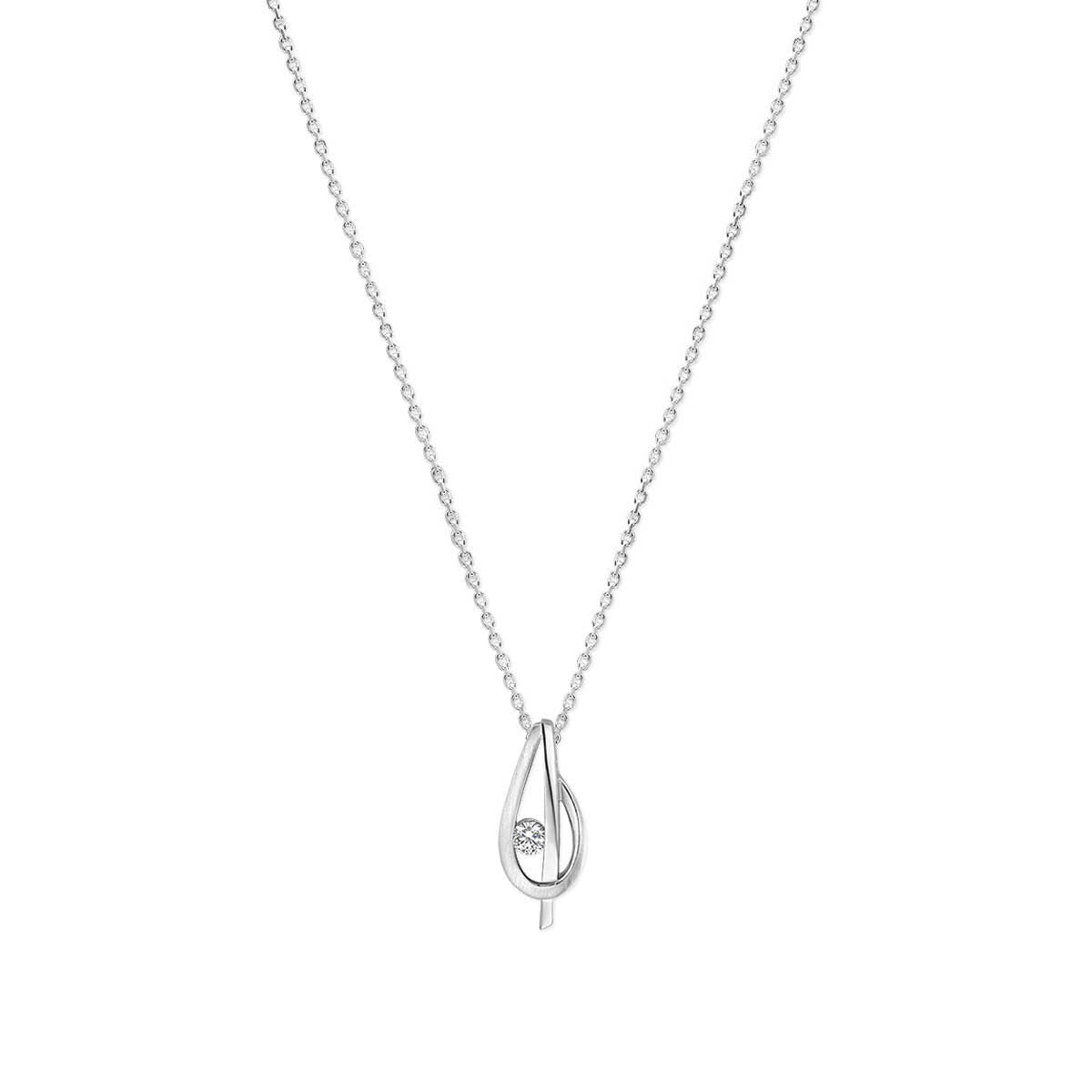 Zilveren ketting met een druppelvormige hanger en solitaire zirkonia in het midden.