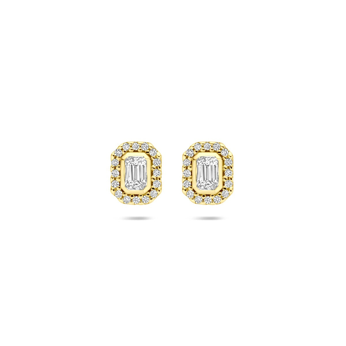 Geelgouden oorknoppen met een emerald geslepen diamant in het midden, omringd door kleine heldere steentjes.