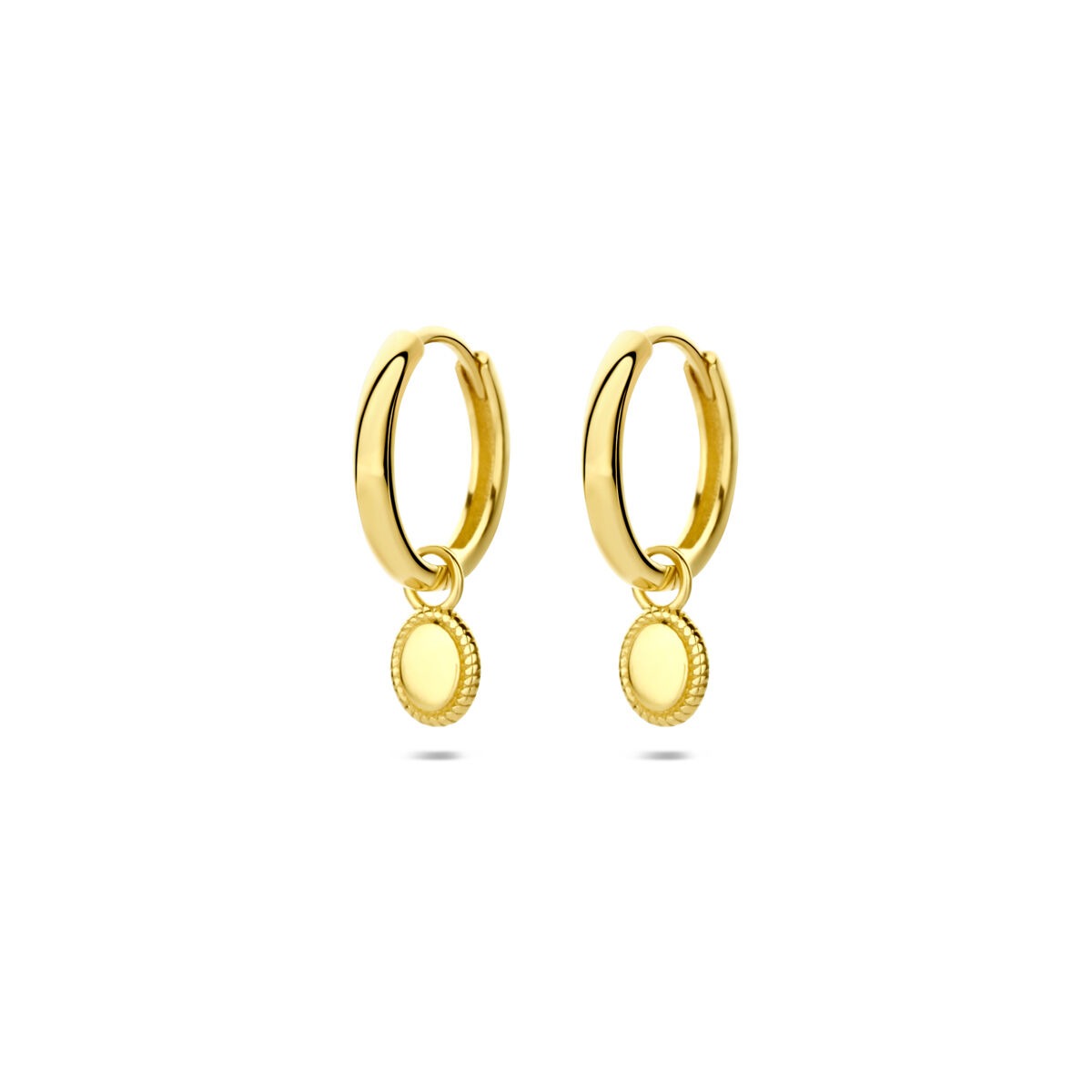 Geelgouden klapoorringen met een ronde hanger, eenvoudig en stijlvol ontwerp.