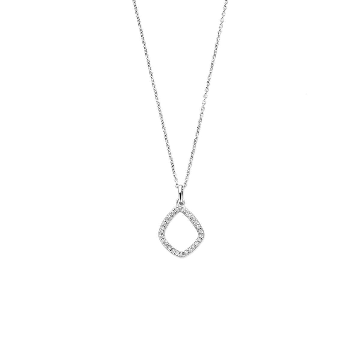 Zilveren ketting met ruitvormige zirkonia hanger, subtiele glans en verstelbare lengte van 41 tot 45 cm.