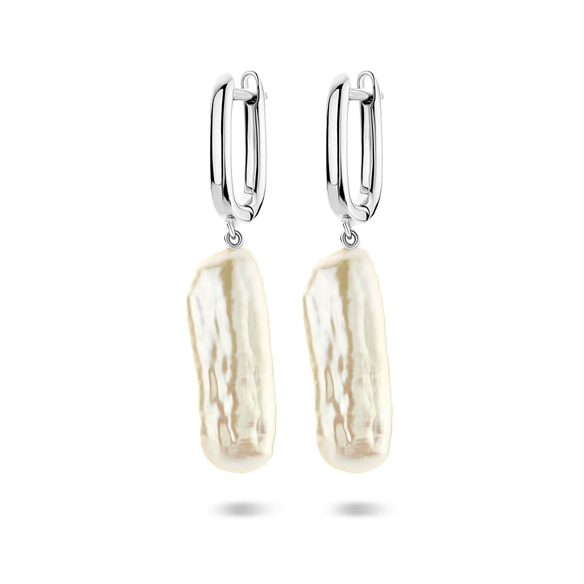 Zilveren klapoorringen van gerhodineerd 925 zilver met een lange, witte parelhangertje.