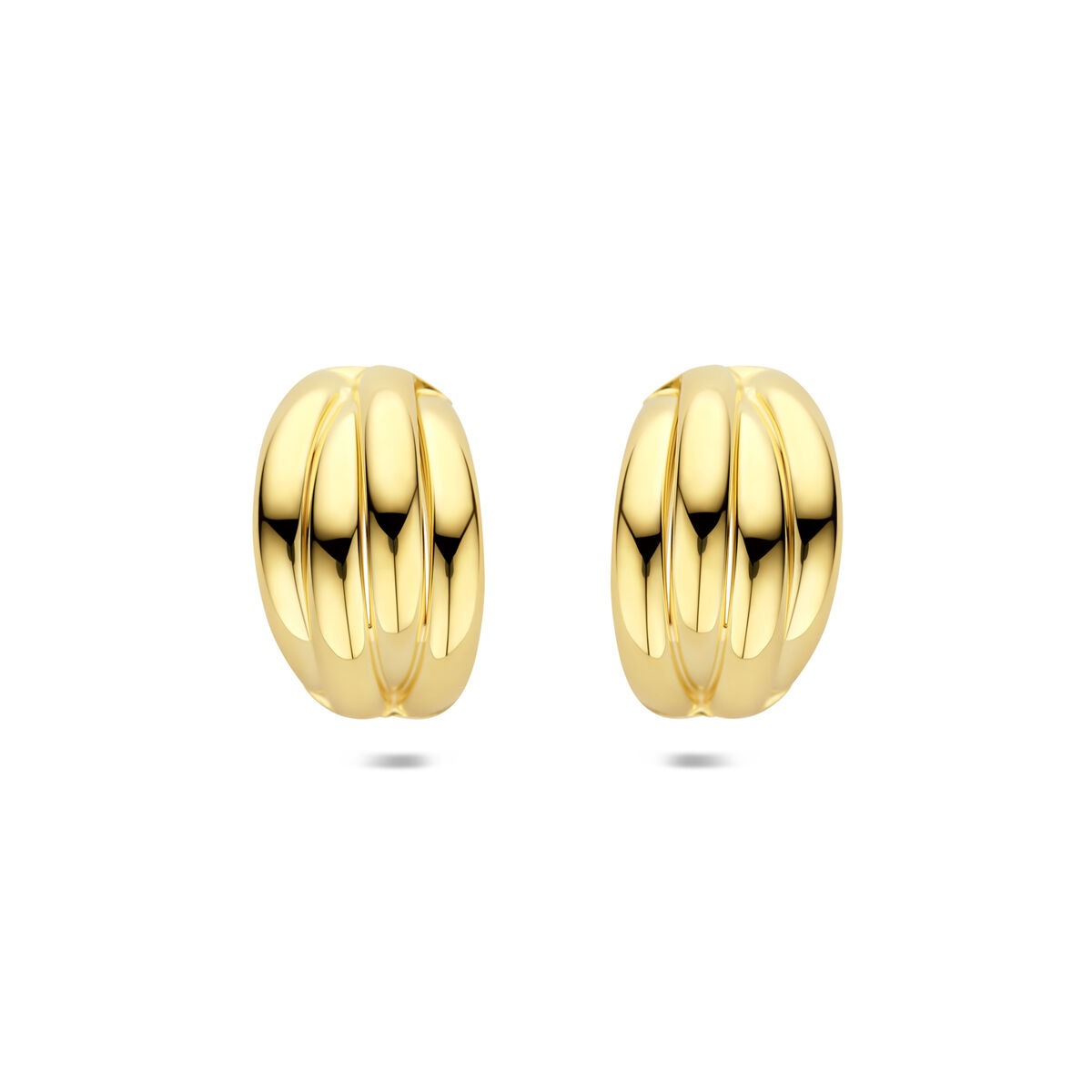Vergulde zilveren stekeroorringen met een glanzende, golvende structuur in gouden kleur.