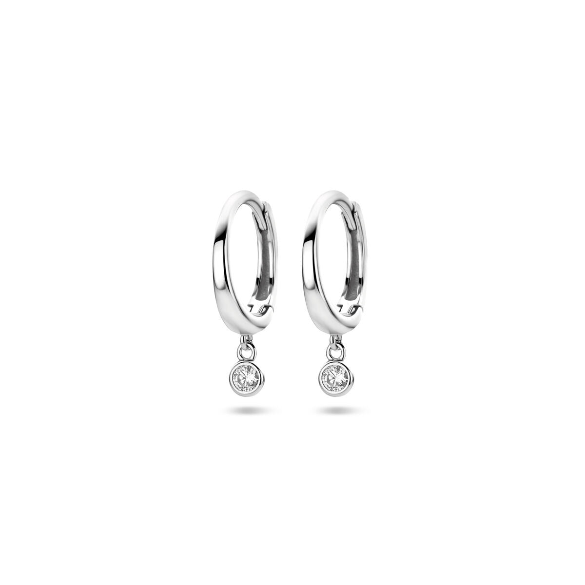 Zilveren klapoorringen van gerhodineerd 925 zilver met een zirkonia hanger, 16 mm hoog.