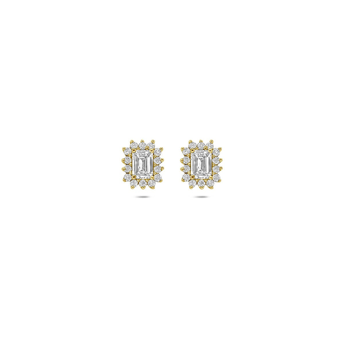Geelgouden oorknoppen met een lab grown diamant in een vierkante zetting, omringd door kleine steentjes.