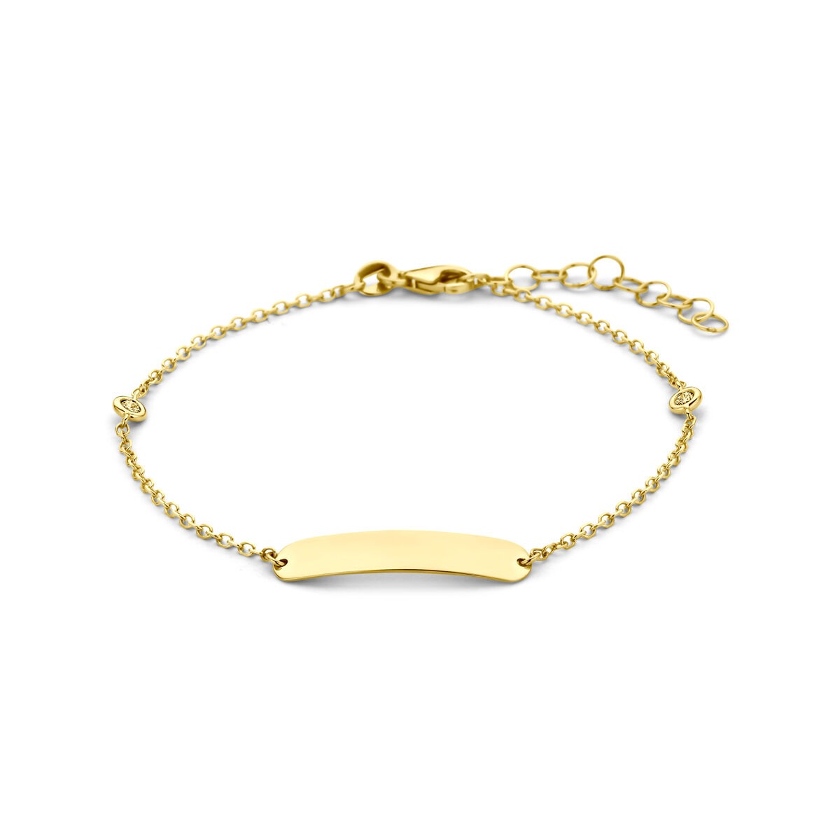 Geelgouden graveerarmband met een gladde, rechte plaat en lab grown diamantjes aan de zijkanten.