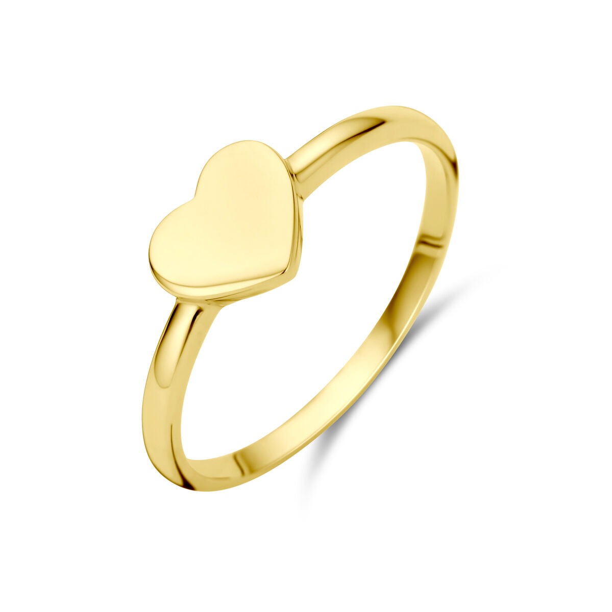 Geelgouden ring met een hartje als opvallend detail.