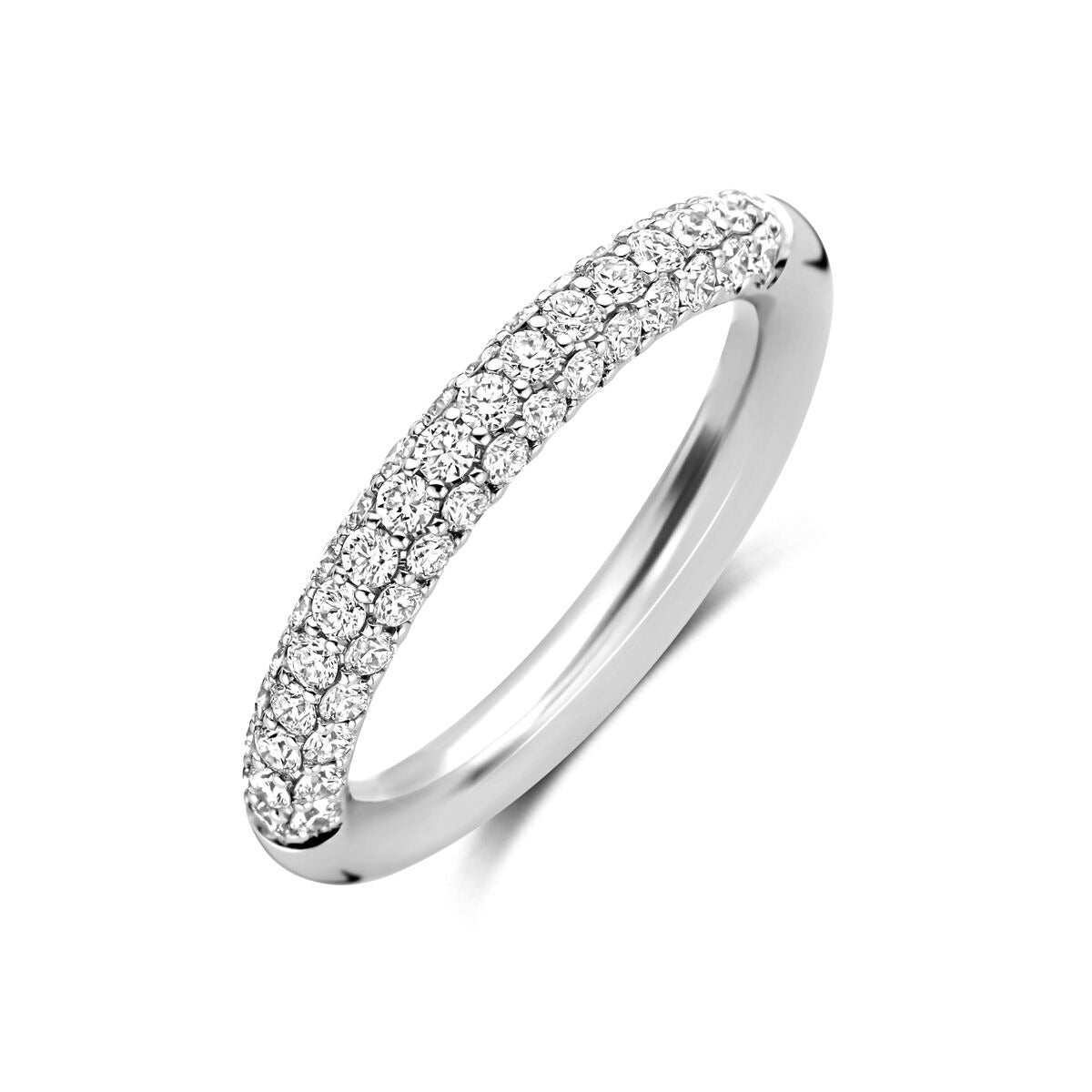 Witgouden ring met een pavé zetting van sprankelende diamanten aan de bovenkant.