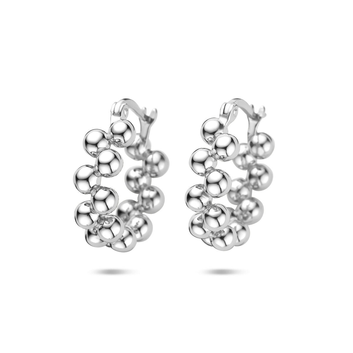 Zilveren oorringen van gerhodineerd 925 zilver met een speelse bolvormige structuur.