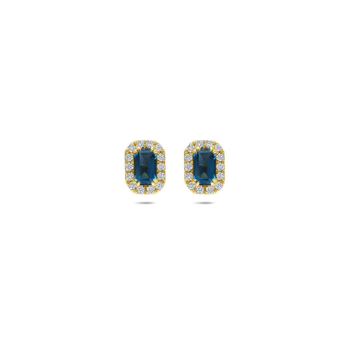 Geelgouden oorknoppen met een London blue topaas in een ovale zetting, omringd door lab grown diamanten.