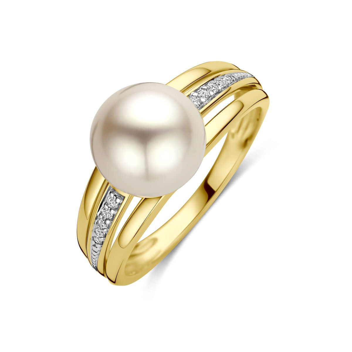 Geelgouden ring met een grote parel en twee rijen kleine diamanten in de band.