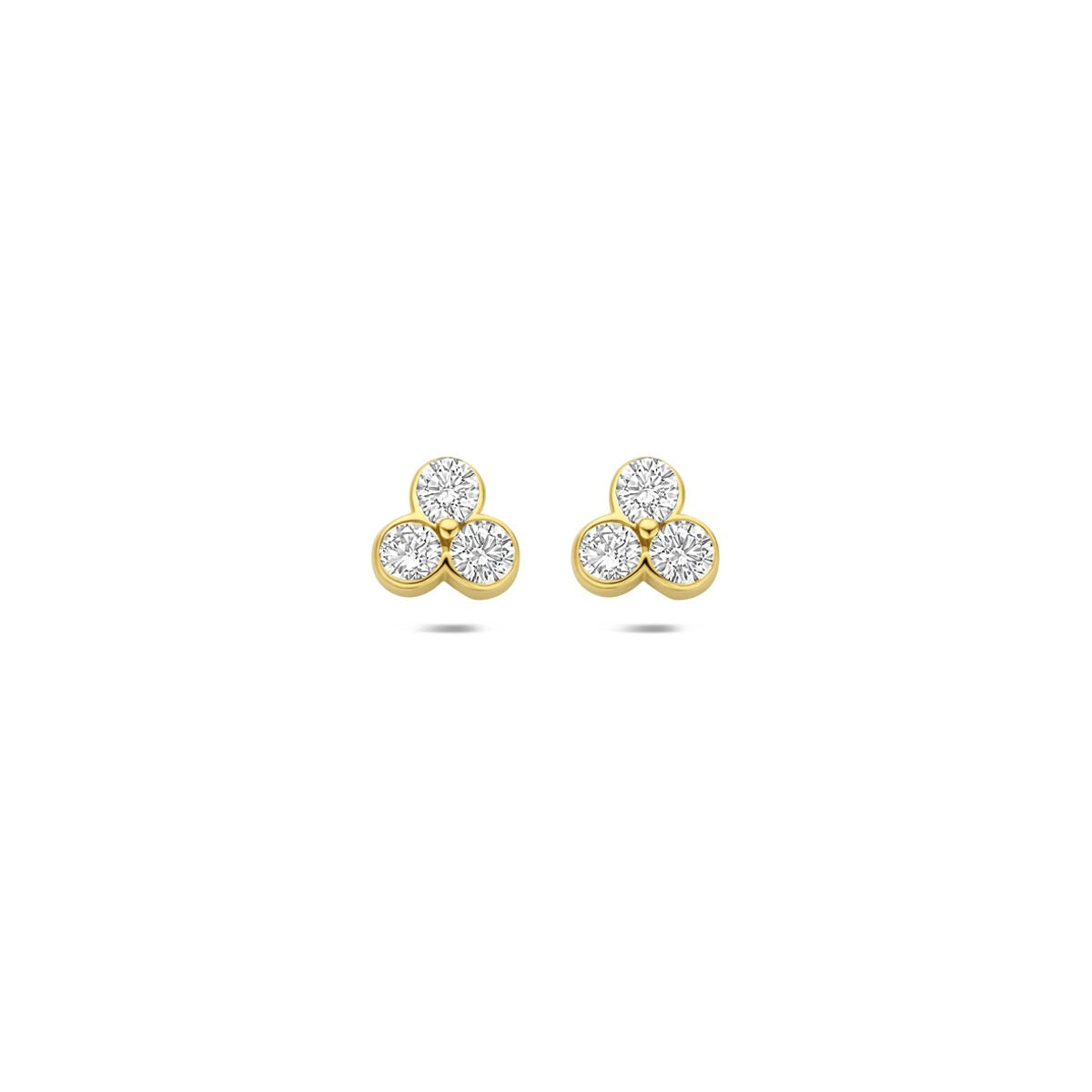 Geelgouden oorknoppen met drie cirkels van lab grown diamanten, totaal 0,52 ct.