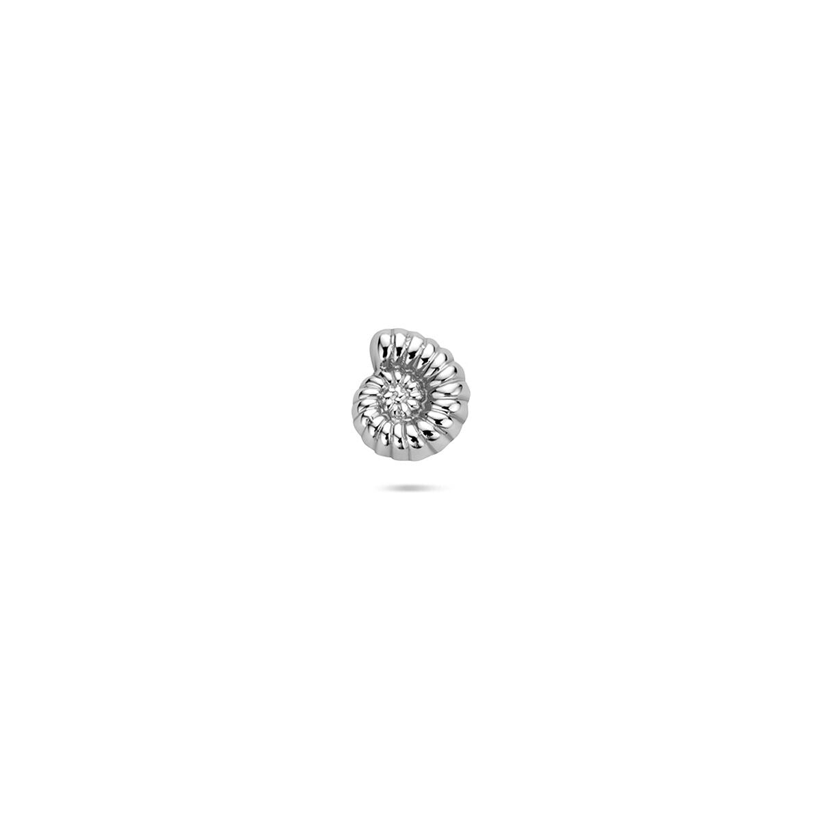 Zilveren flat back piercing in de vorm van een schelp, gerhodineerd met een gedetailleerd patroon.