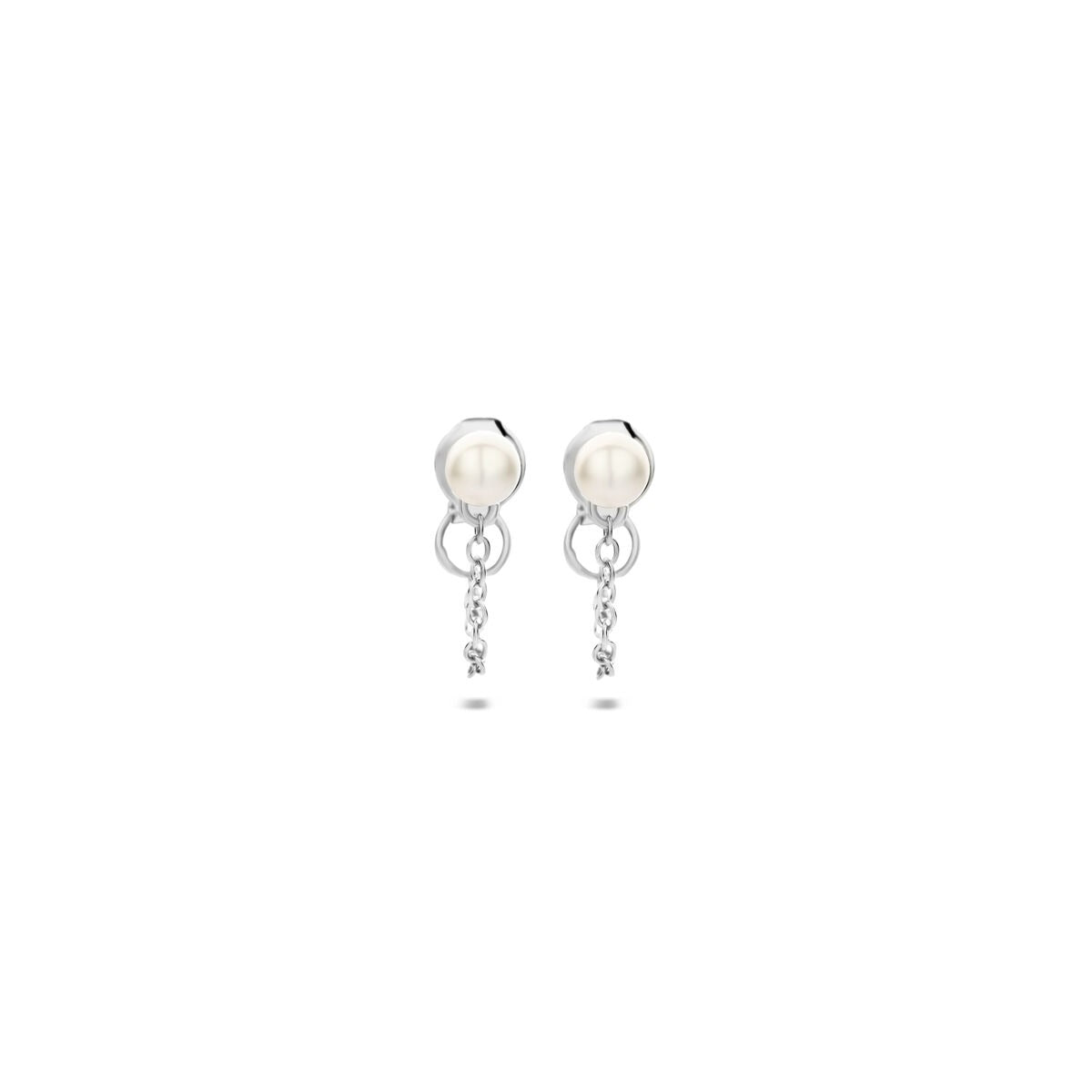 Zilveren oorhangers van gerhodineerd 925 zilver met een parel en hangende details.