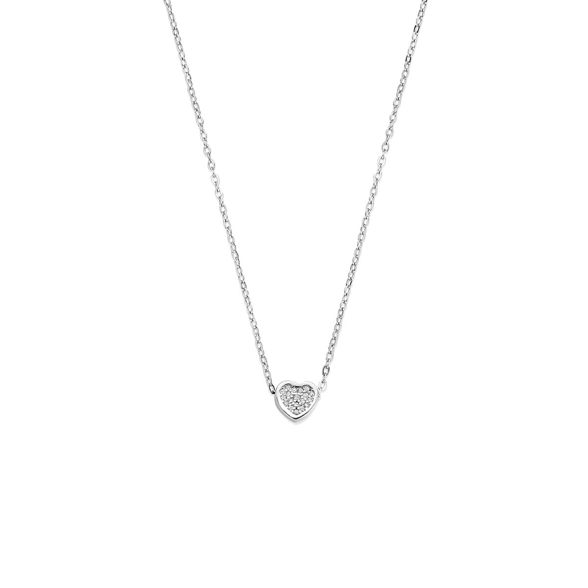 Zilveren ketting met een hartvormige hanger, versierd met zirkonia-steentjes.
