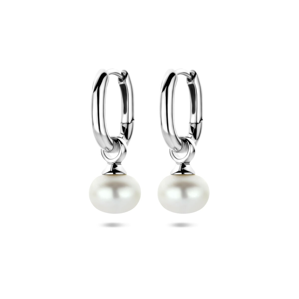Zilveren oorringen met een gerhodineerde afwerking en een witte parel, diameter 23 mm.