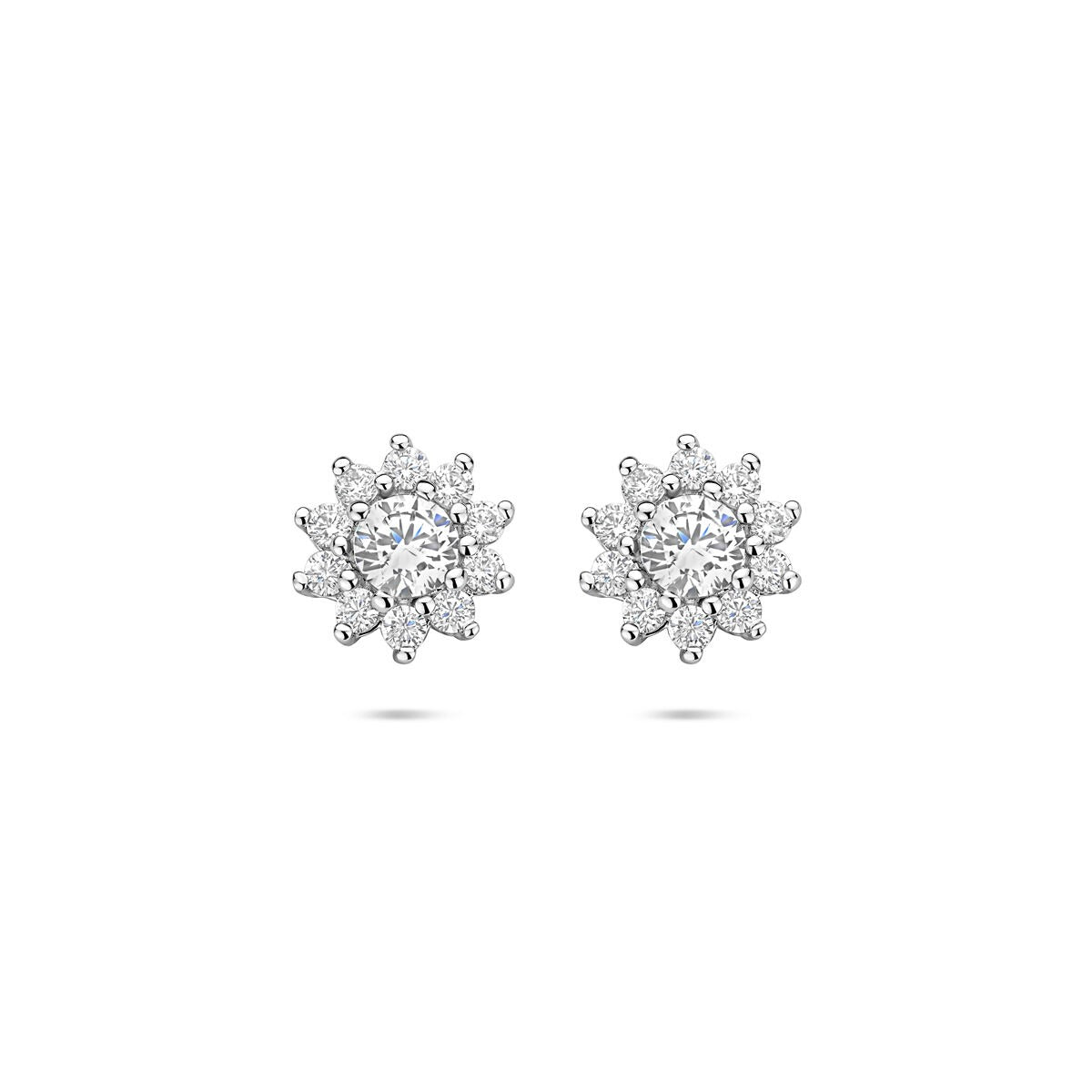 Zilveren oorknoppen met een 8mm briljant zirkonia, omringd door kleinere zirkonia's in een bloemvormig ontwerp.