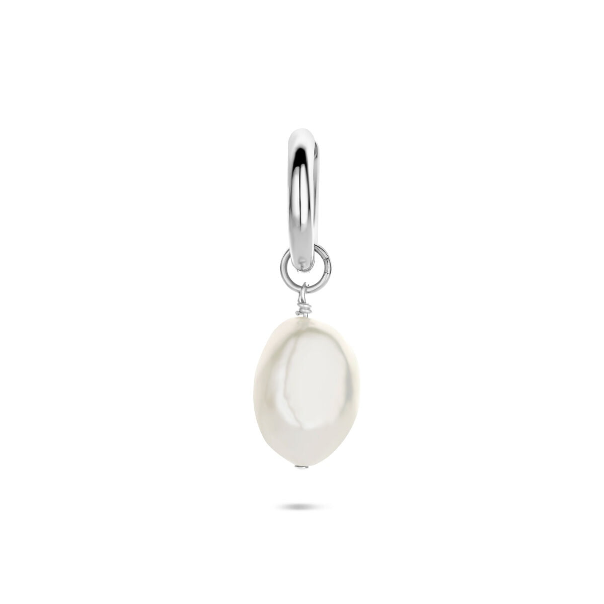 Zilveren oorring met een enkele parel, 18 mm, met een glanzende afwerking.