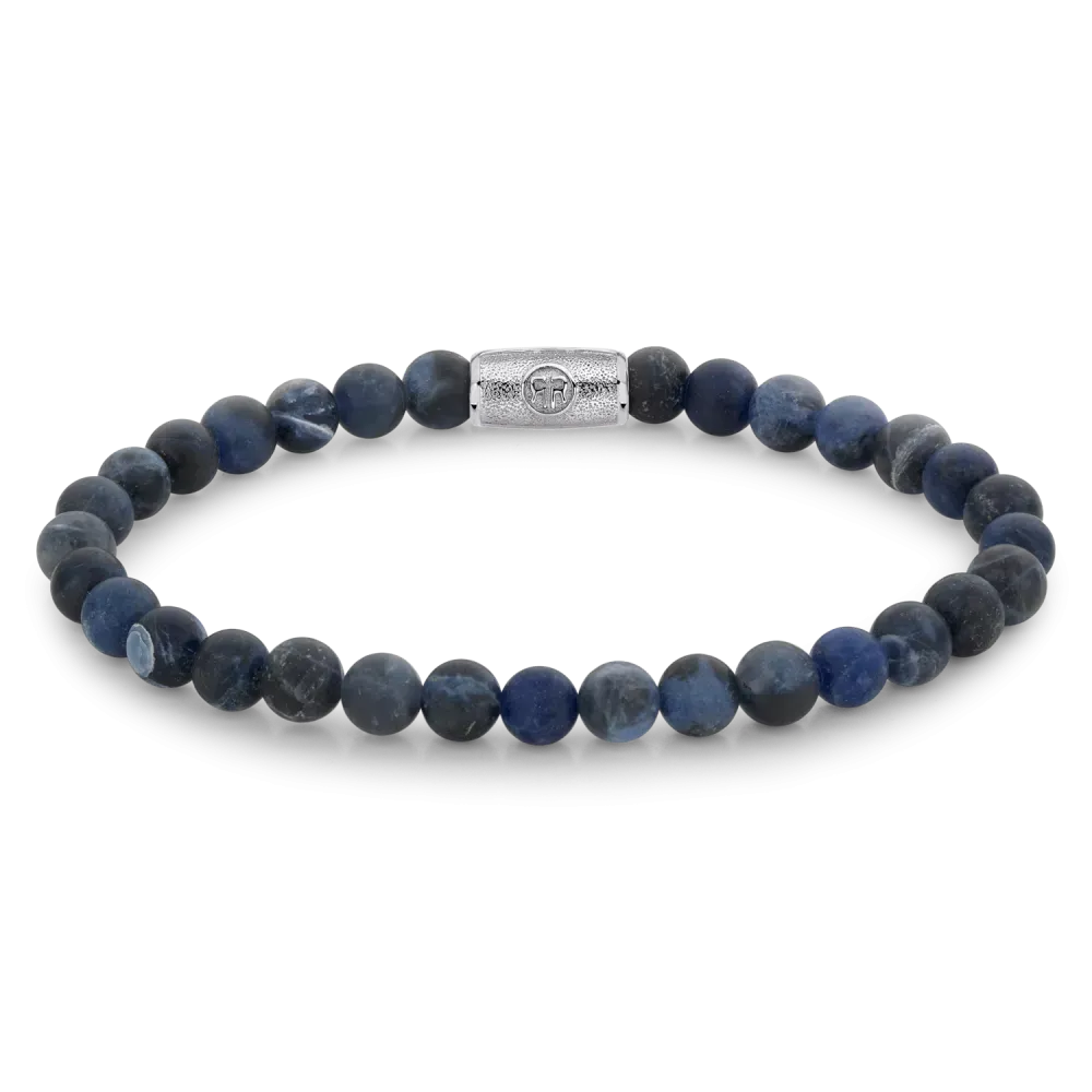 Kralen herenarmband van donkerblauwe edelstenen met een zilveren sluiting.