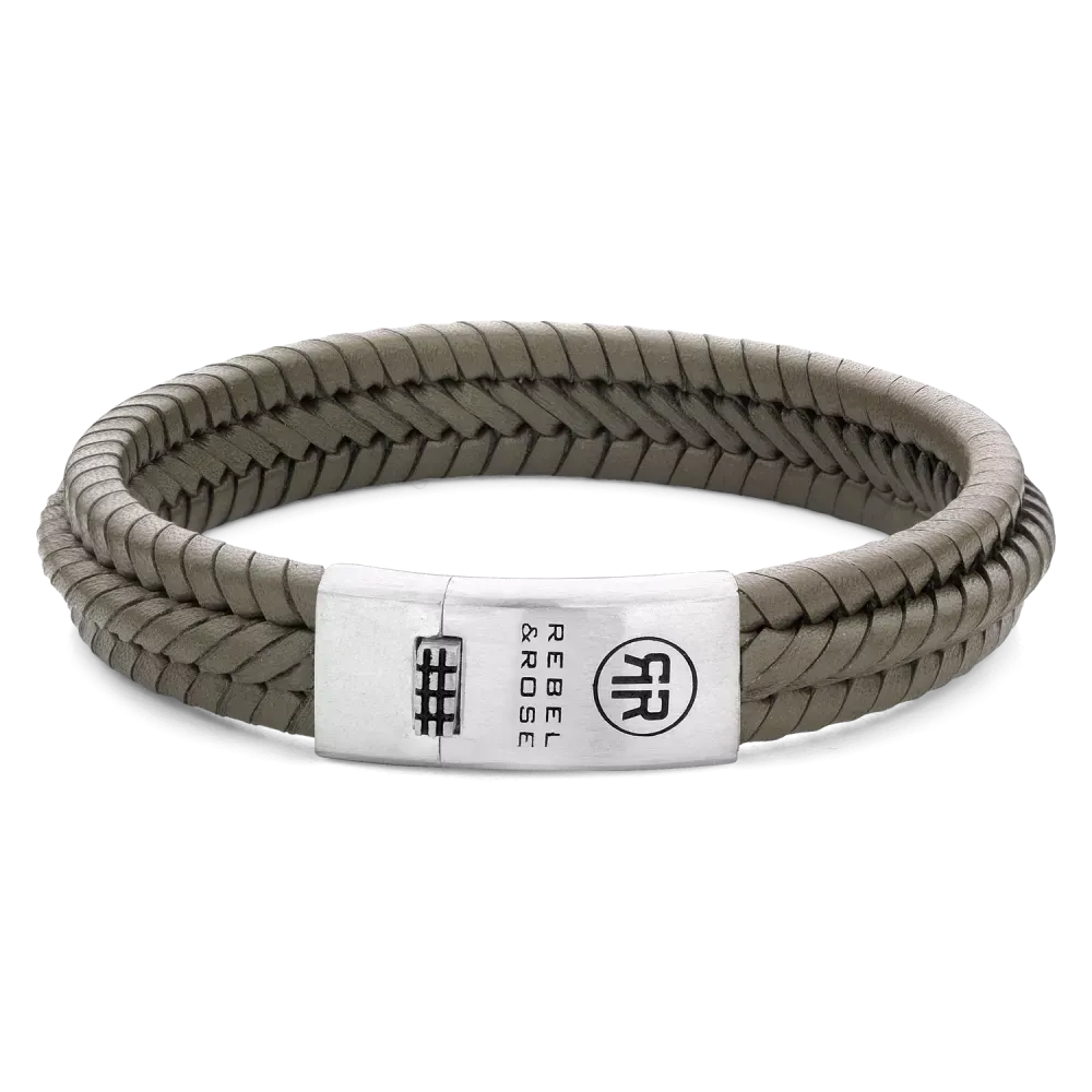 Twisted armband van 925 zilver met camouflagekleurige gevlochten band en metalen sluiting.