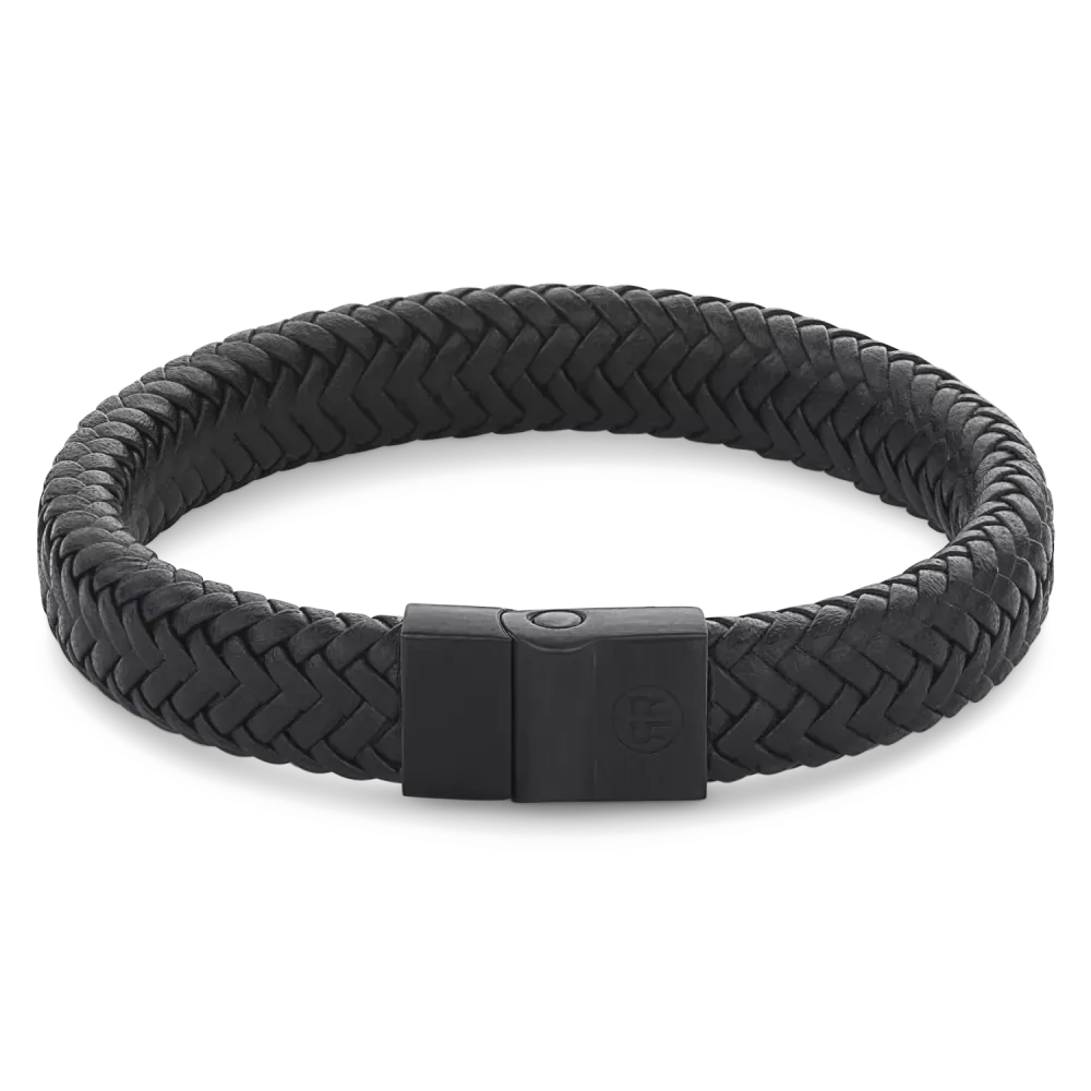 Zwarte armband van gevlochten materiaal met een metalen sluiting.