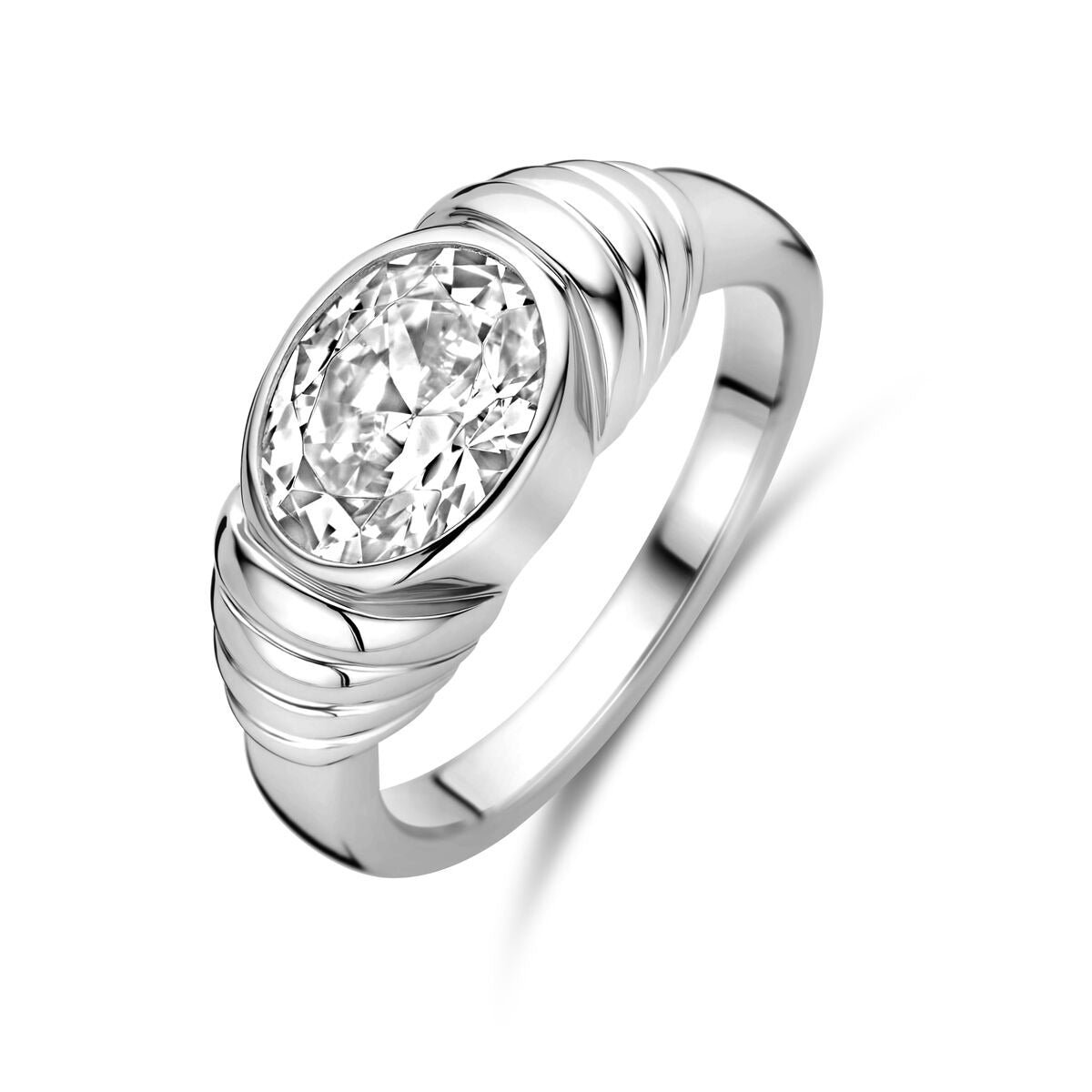 Zilveren ring van gerhodineerd 925 zilver met een ovale zirkonia, 8 mm breed, met een gladde en gedetailleerde afwerking.