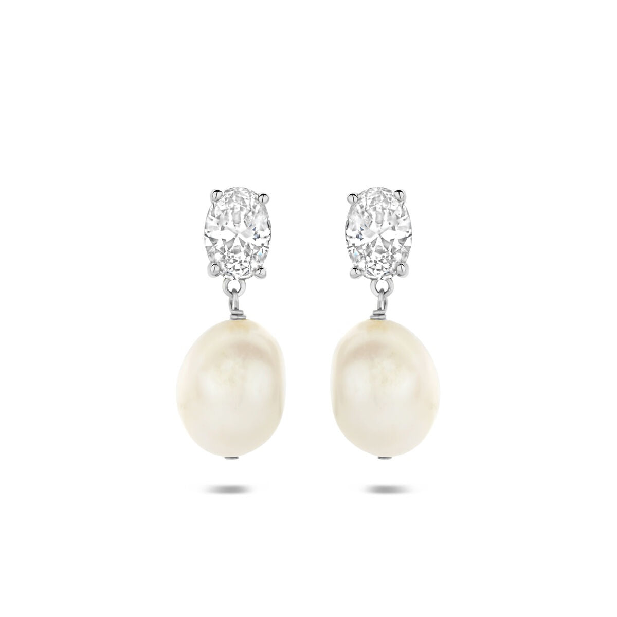 Zilveren oorhangers met een ovale zirkonia en een witte parel eronder.