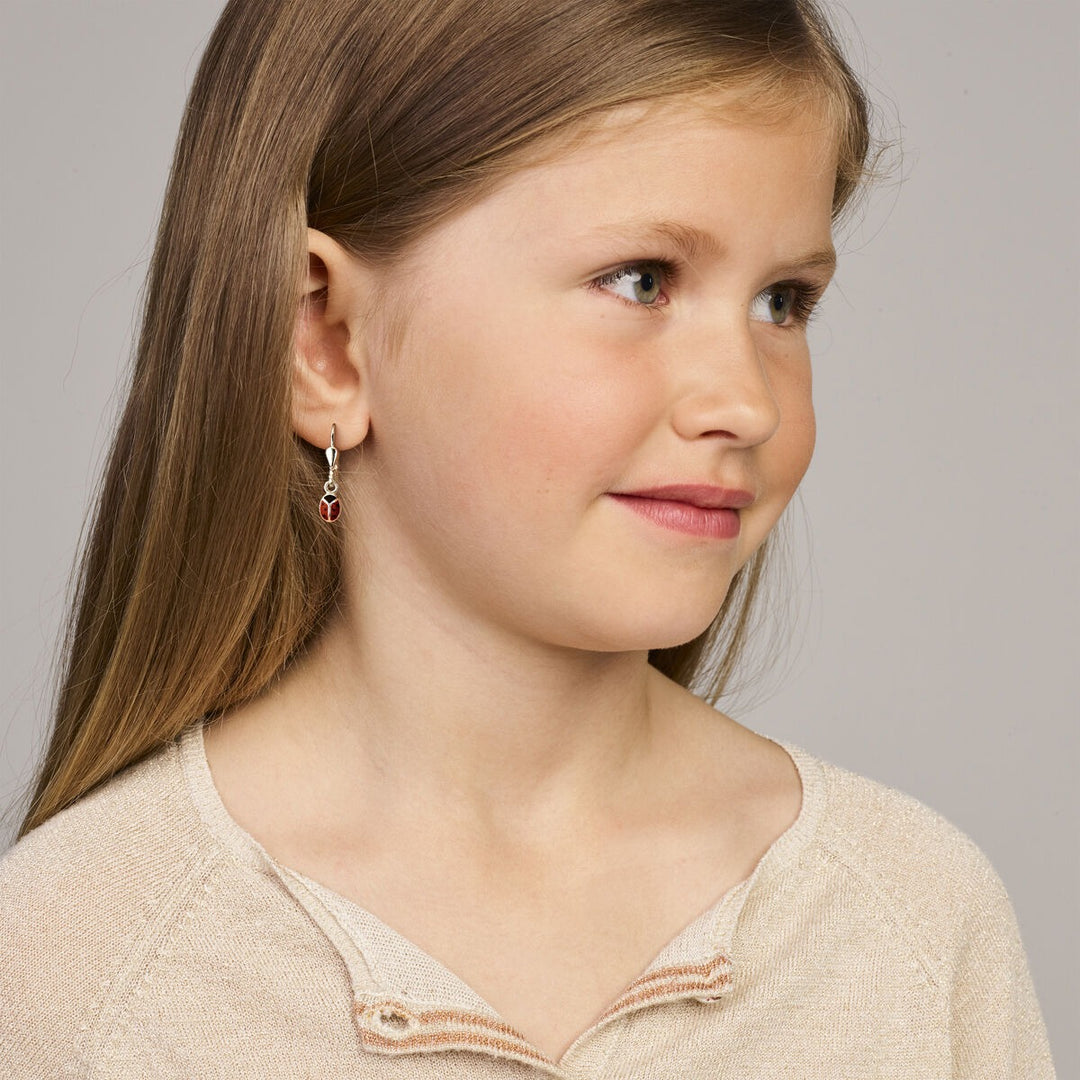 Zilveren lieveheersbeestje oorhangers – speels kindersieraad in 925 zilver