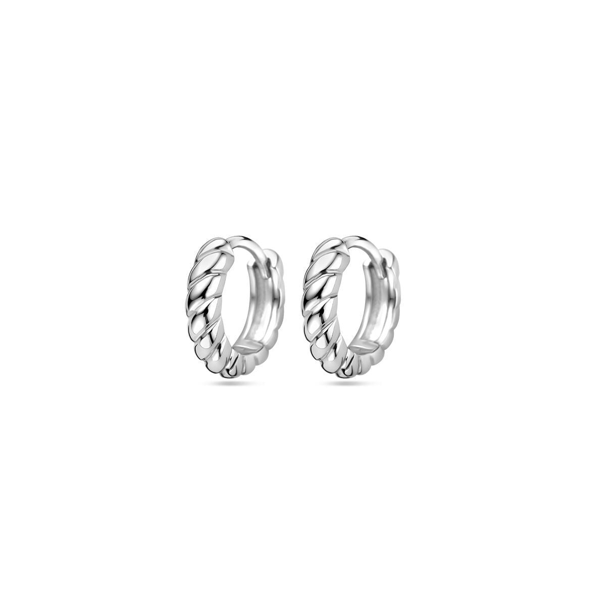 Zilveren klapoorringen met een poli afwerking en gerhodineerde 925 sterling zilver, met een golvende structuur.