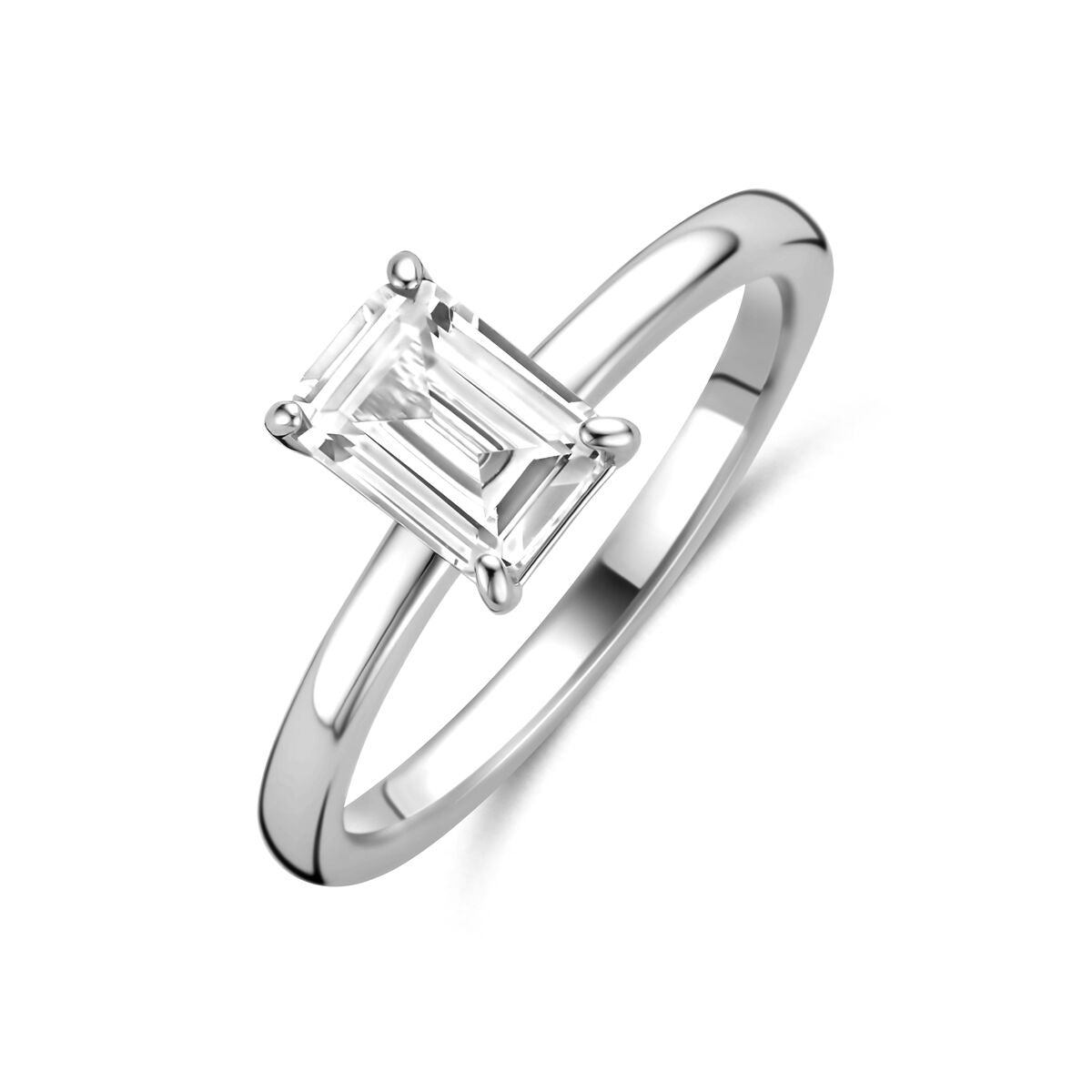 Zilveren solitaire ring met een emerald-cut zirkonia in een strakke zetting.