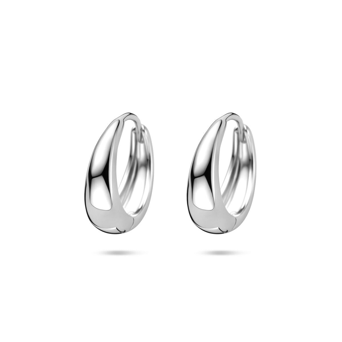 Zilveren gerhodineerde dames oorringen met een moderne, ovale vorm van 14x5mm.