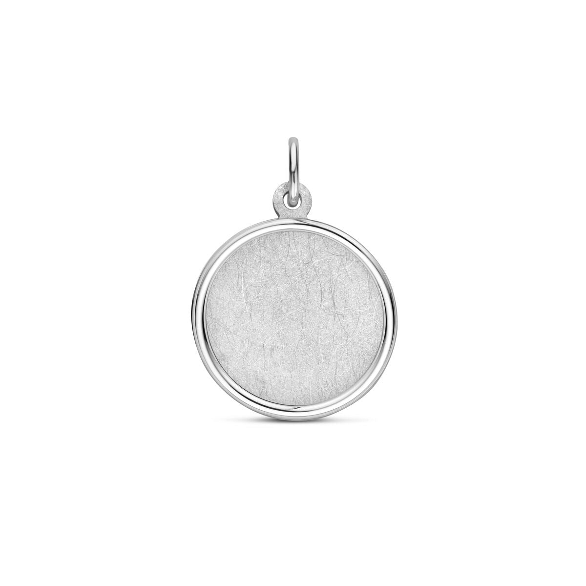 Zilveren graveerhanger van gerhodineerd 925 zilver met een ijsmat en gepolijst effect, rond van vorm.