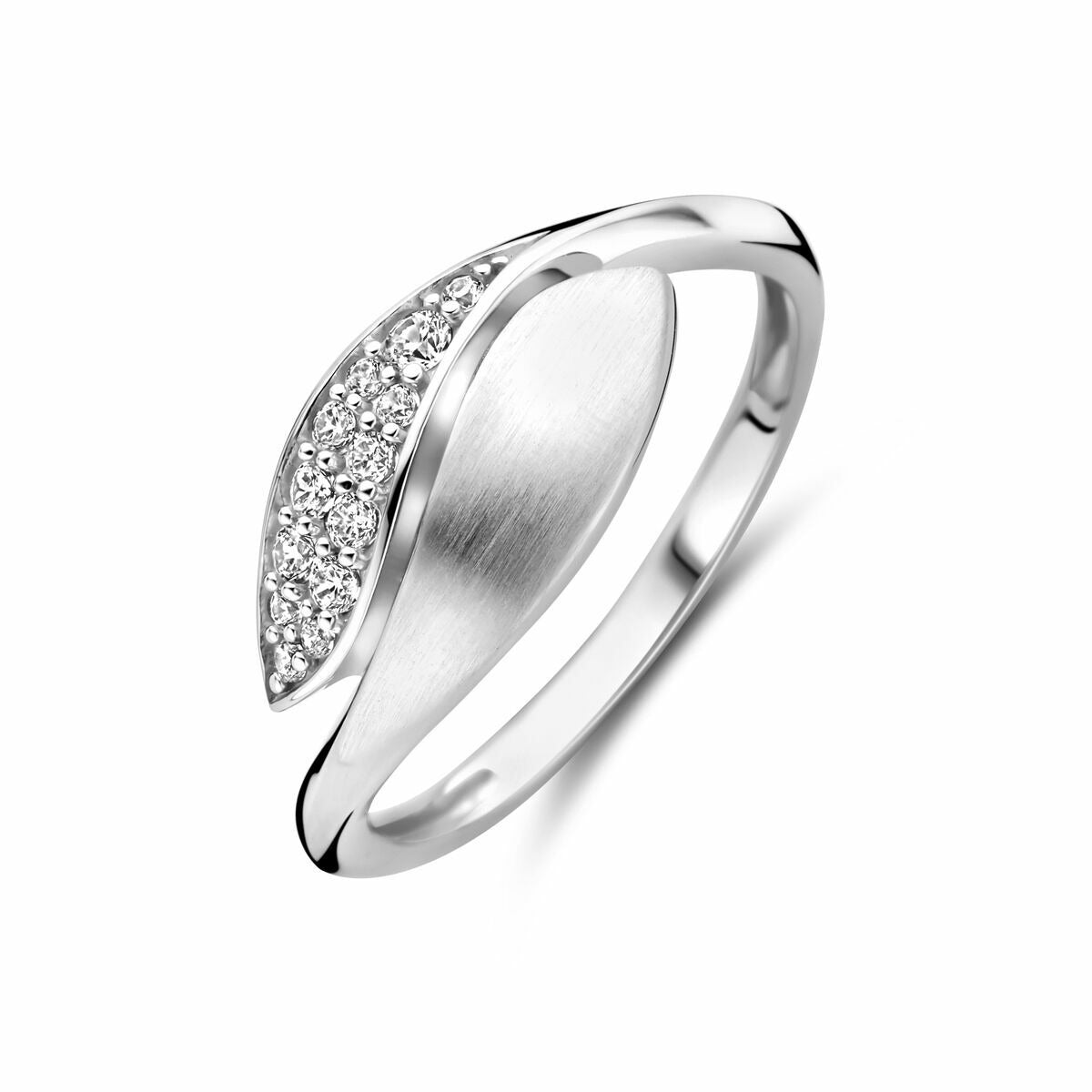 Zilveren ring van gerhodineerd 925 zilver met een glanzende afwerking en zirkonia in rijzetting, 8,5 mm breed.