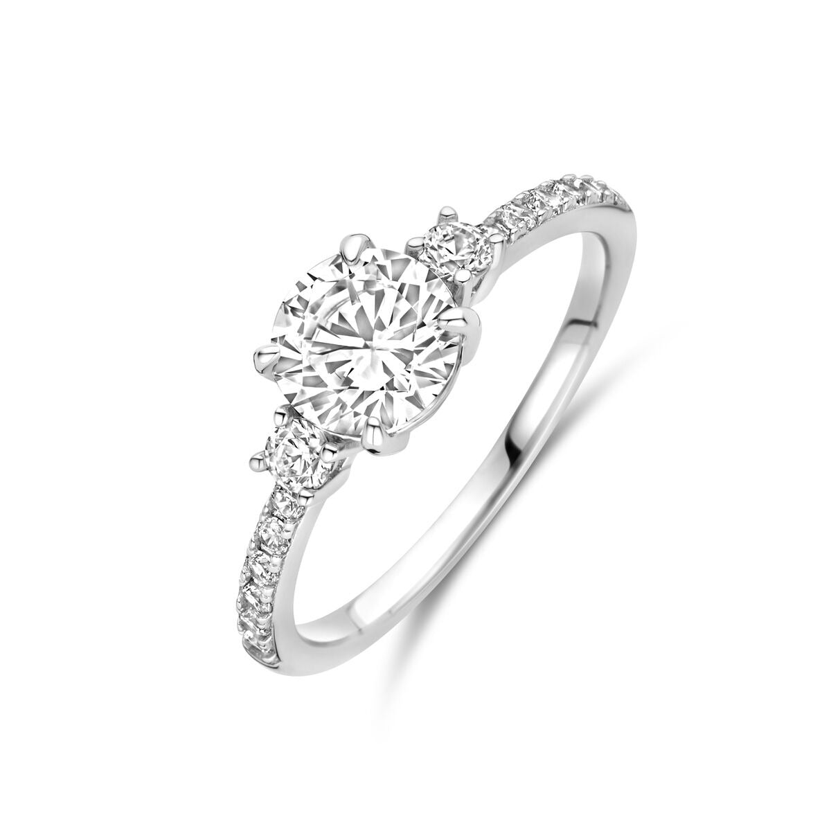 Zilveren ring van gerhodineerd 925 zilver met een briljant geslepen zirkonia in het midden en kleine zirkonia's aan de zijkanten.
