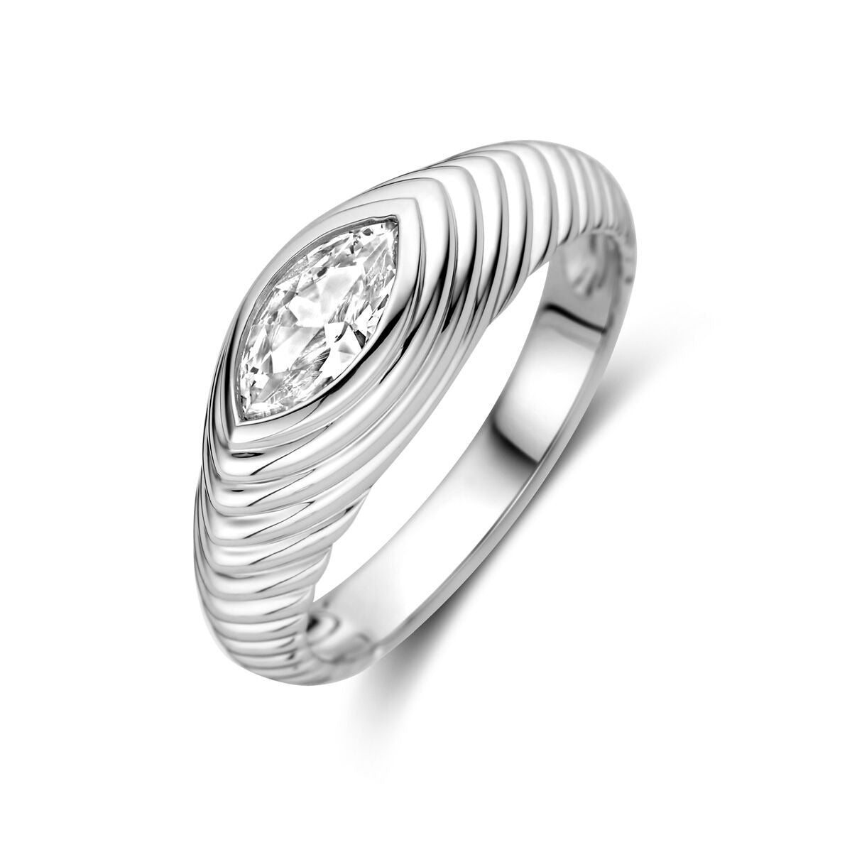 Zilveren damesring van gerhodineerd 925 zilver met markies geslepen zirkonia en een geribbelde band, 7 mm breed.