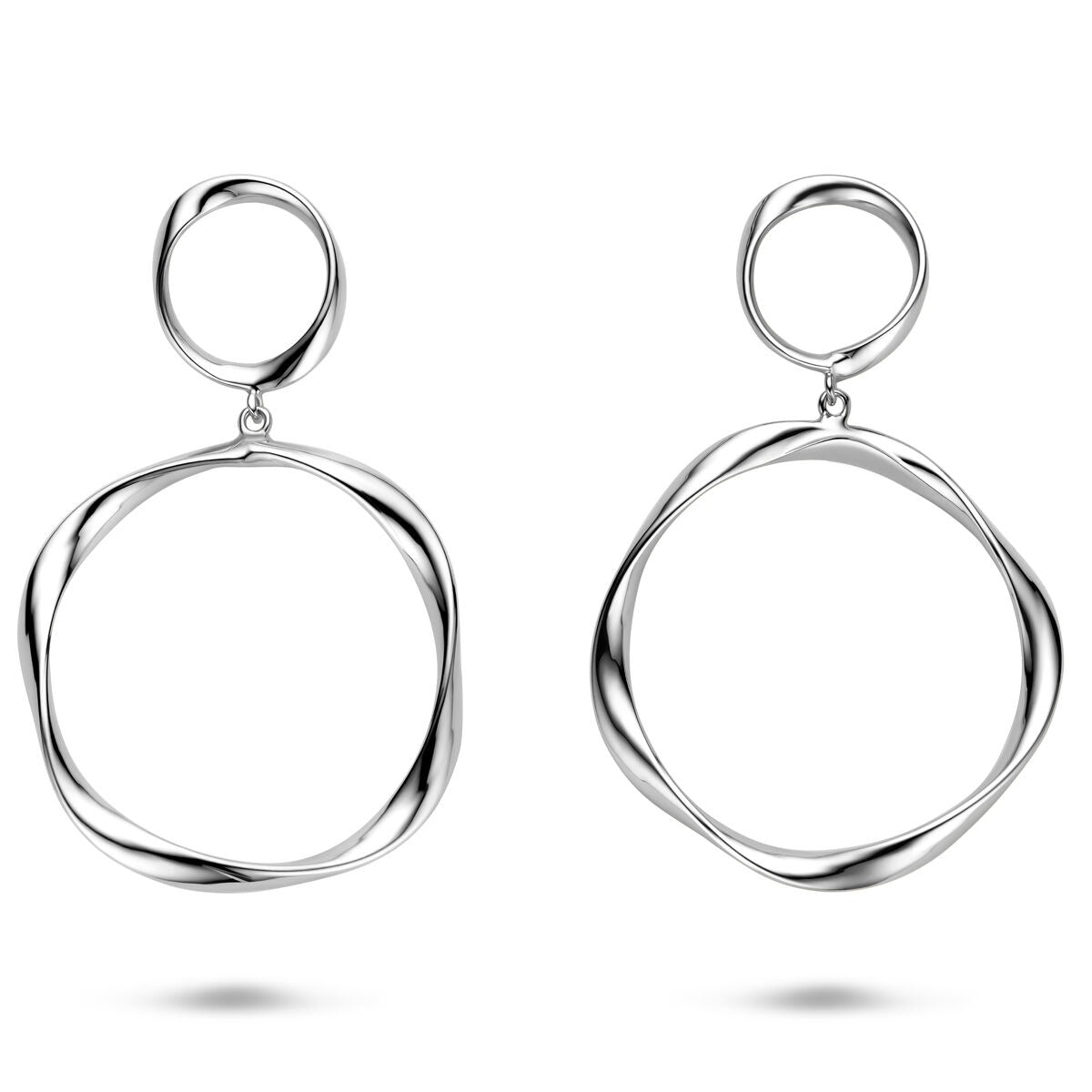 Zilveren gerhodineerde oorhangers met een elegante, golvende vorm en een lengte van 66 mm.