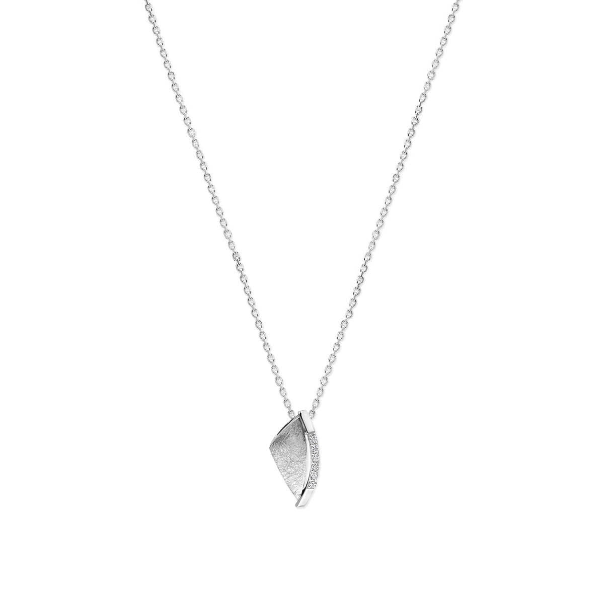 Zilveren ketting met gerhodineerd bladvormig hanger en zirkonia.