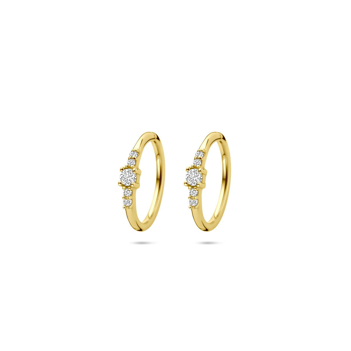 Gouden dames oorringen van 14k met zirkonia, voorzien van een ronde vorm en drie sprankelende steentjes.
