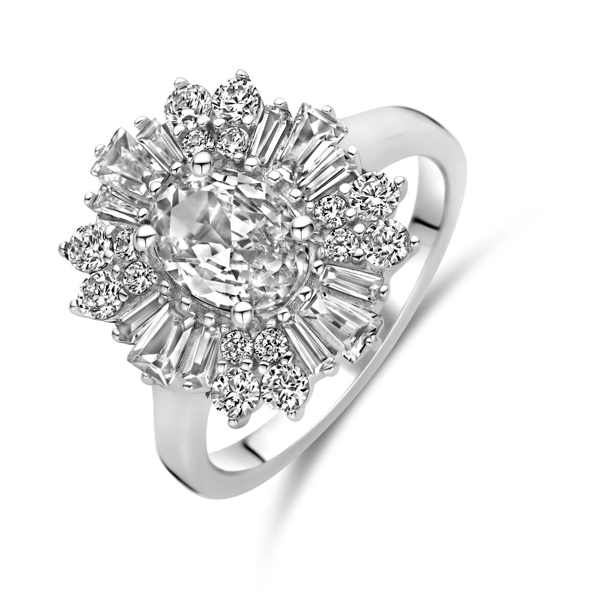 Zilveren damesring met ovale zirkonia, omringd door kleinere steentjes, in gerhodineerd 925 zilver.