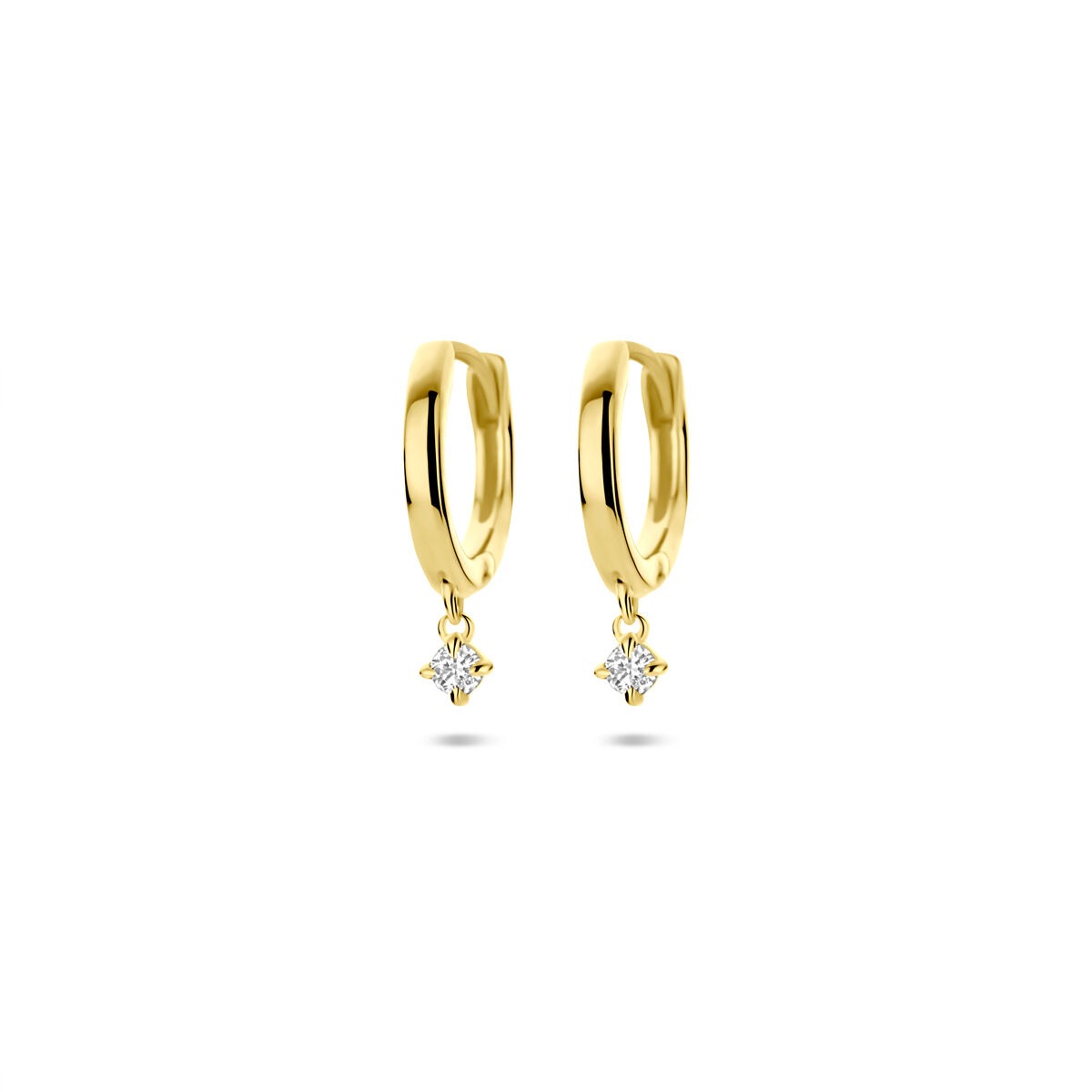 Geelgouden oorringen van 14k met twee lab grown diamanten van 0.035ct, hangend in een stervorm.